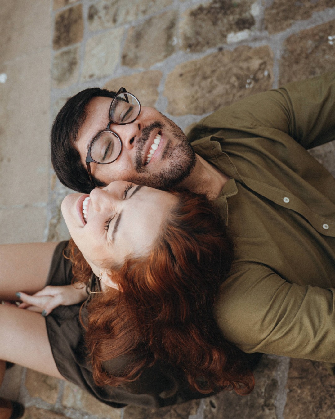 ✨ Sesión de pareja en Bilbao ✨
Tuve la suerte de hacer una sesión con esta pareja increíble en su aniversario y descubrir un lugar especial en Bilbao, gracias a mi colega fotógrafa que me lo mostró 📸💛 @stephanemelet
Entre risas, miradas y momentos sinceros, capturamos la conexión real entre ellos. Me encanta cuando la fotografía logra detener instantes que cuentan historias 🕊️
Bilbao siempre sorprende con rincones mágicos para fotos, y esta sesión fue la prueba perfecta. 🌿✨
Si buscas una sesión de pareja auténtica, donde cada gesto y sonrisa quede para siempre… aquí estoy para hacerlo realidad 💛
#VisualBirdsPhotography #ParejasBilbao #PhotosootsBilbao #FotografíaConAlma #MomentosQueQuedan
