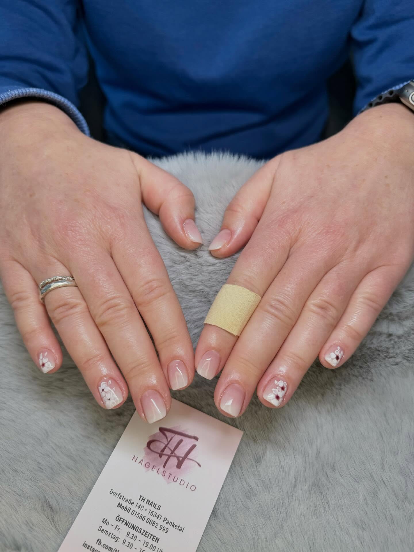 Weniger ist manchmal mehr❤️❤️
Diese natürlichen Nägel strahlen pure Eleganz und Frische aus - schlicht, gepflegt und immer passend!
Der perfekte Look für alle, die dezente Schönheit lieben.🫶🏻🥰 buche über: 015560882999
#NaturalNails #CleanLook #NudeNails #ClassicNails #ElegantNails
#Nageldesign #SoftAndSimple #panketal #panketalotzepernick