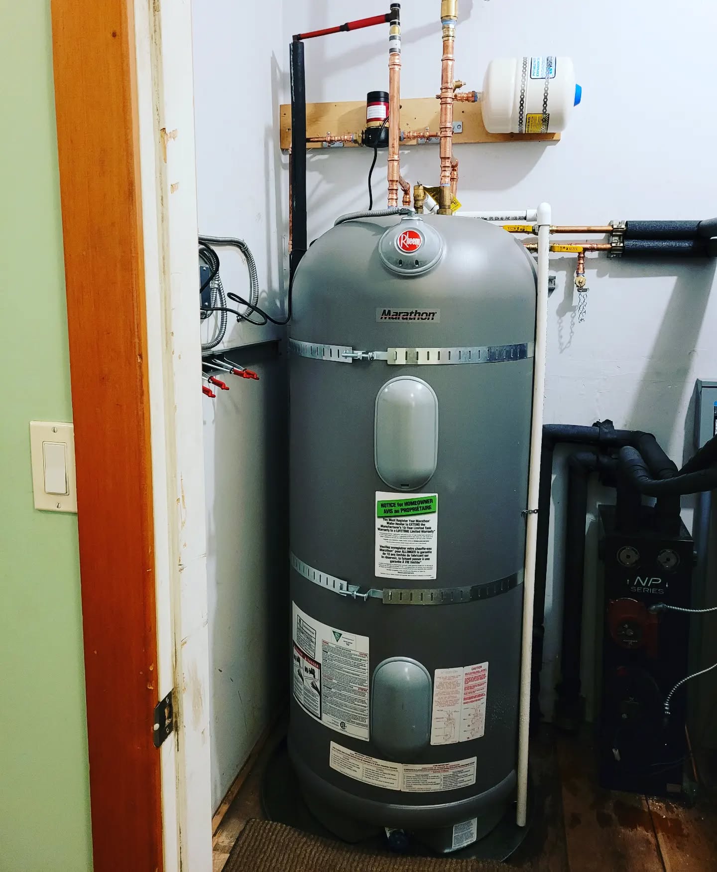 I have been busy over here at AeroLab, and have to remind myself to take more photos of the work.
Anyways here's a re and re of a hwt.
#Seatosky #squamish #Vancouver #bowen #plumber #plumbing #gasfitter #gasfitting