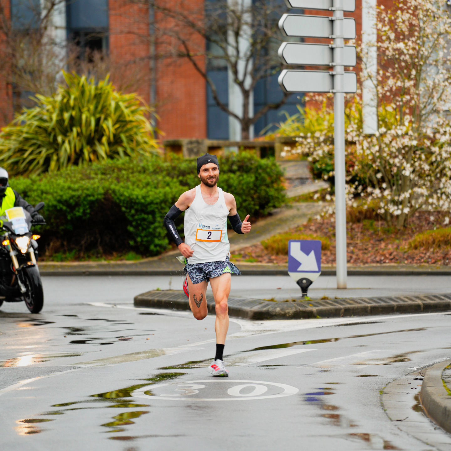 🥇 Victoire sur le semi de Blagnac dans des conditions pas évidentes 🌬🌧☔️🌀 ➡️ 1h06'04.
Après 3 mois sans compétitions et quelques embûches, ce retour valide les 2/3 de la préparation marathon. Rdv fin mars pour la conclusion.
Celle-ci, elle est pour toi mamie 🙏🏻. Ce matin, le cœur était lourd mais tu m'as porté 👼.
@top4running.fr : CP GAET
🎽 @bordeaux_athle
@climbyapp : nouveau contenu coaching à venir
📷 @geraud_flores
#top4running #stadebordelais #climby #blagnac