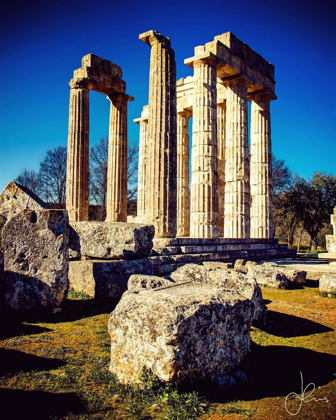 🏺🏛❗ I present to you the imposing Temple of the Nemean Zeus (330 BC) with its towering slender 10.33m tall columns! Personally, awe struck from these dominating columns I assumed that the Nemean Zeus is a deity interchangeable with Zeus King of the Gods, yet this is not true as the Nemean Zeus was rather the god of shepherds & shepherding! Everything is grandee about this structure, testament that it was built in a time of high confidence in an ambitious Macedonian architectural site redevelopment project one year after Alexander the Great practically defeated the Persian Empire at the Battle of Gaugamela (331 BC). Architecturally the temple is significant as three different orders, Classical Doric exterior peristyle columns but in the interior Corinthian with a secondary level of Ionic Columns were used, hence stylistically showcasing the transition from the Classical period (510-323 BC) to the Hellenistic period (323-31 BC)
◾◾◾
The site that served as the Sanctuary of Zeus at Nemea was initiated in the early 6th c. BC due to the fact that in 573 BC the Nemean sporting Games (573 BC-271 BC) were established running every 2 years and were incorporated into the Panhellenic Games (imagine something like the Olympic Games of today). In fact, the much younger Nemean Games in Ancient Greece were nearly equal to the Olympic Games who were also another part of the Panhellenic Games.
◾◾◾
What I especially like about this sanctuary is its mythological link to the 12 Labors of Hercules. Here is where Hercules had to slay the golden furred ferocious Nemean Lion who inhabited the caves of Mt. Tritos near the site. Mr. Nemean Lion was especially sneaky as he would physically transform into the form of a young woman in trouble and would lure warriors to rescue “her” and then would morph back into a lion and happy meal them munch munch! Of course, Hercules saves the day and hence a mythological tie is cemented between honoring Zeus the father of Hercules and the Nemean Games!
◾◾◾
❗Date of Visit: Jan 10, 2020 Weather Conditions: Noon visit on a wonderful winter Friday!
◾◾◾