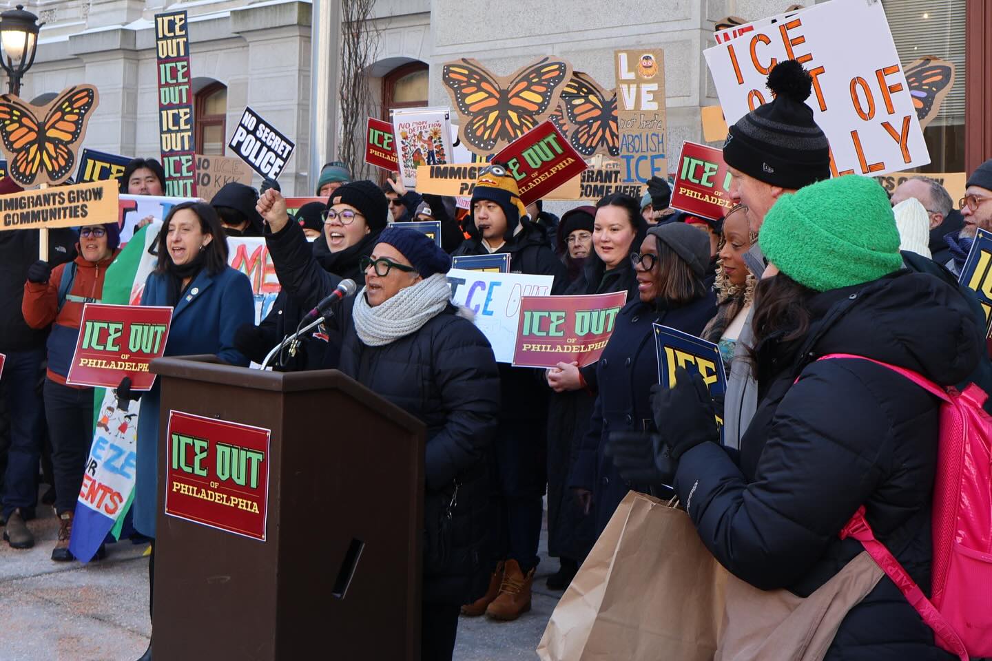 (español abajo) This morning, we joined @ruephilacouncil and @kendraphlcouncil for the launch of their ICE OUT! legislation package. This legislation will stop ICE from acting as secret police in our city and is critical for codifying Philadelphia’s welcoming policies. Call your councilmembers today to let them know what you think about the bills and join us this Thursday at 10:30am at City Hall for the official introduction!
ESPAÑOL: ¡Esta mañana, nos unimos a @ruephilacouncil y @kendraphlcouncil para el lanzamiento de su ICE OUT! Paquete legislativo. Esta legislación evitará que el ICE actúe como policía secreta en nuestra ciudad y es fundamental para codificar las políticas de bienvenida de Filadelfia. ¡Llame a sus miembros del consejo hoy para hacerles saber lo que piensa sobre los proyectos de ley y únase a nosotros este jueves a las 10:30 a.m. en el Ayuntamiento para la presentación oficial!
#protectimmigrants #palovesimmigrants #immigrantrightsarehumanrights #philadelphia #philly