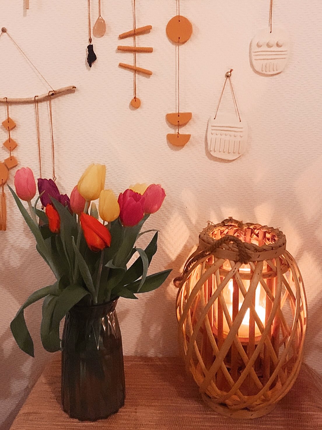 • OUR HAPPY PLACE •
J’ai mis des centaines d’inspirations dans un onglet « OUR Happy place » en me disant qu’un jour, j’aurai une maison comme ci, comme ça. 🏡
Ce soir, j’avais envie de célébrer notre Happy place, même si c’est un appartement mal isolé phonétiquement et avec les voisins qui donnent des coups de balai quand on vit trop fort…
Ce soir, avec Antoine, on a mis de la musique (doucement quand même) et on a dansé sur notre lino imitation parquet.
Il est bien loin du sol de mes rêves mais rempli de la joie de ses petits mouvements qui imitent les miens.
Et puis il y avait ces petites bougies qui dansaient avec nous, ces tulipes qui offraient leurs couleurs, mes petites créations qui peuplent les murs et surtout ses éclats de rire.
Alors je me dis que j’ai réussi à nous construire un joli cocon malgré tout.
🙏🏼