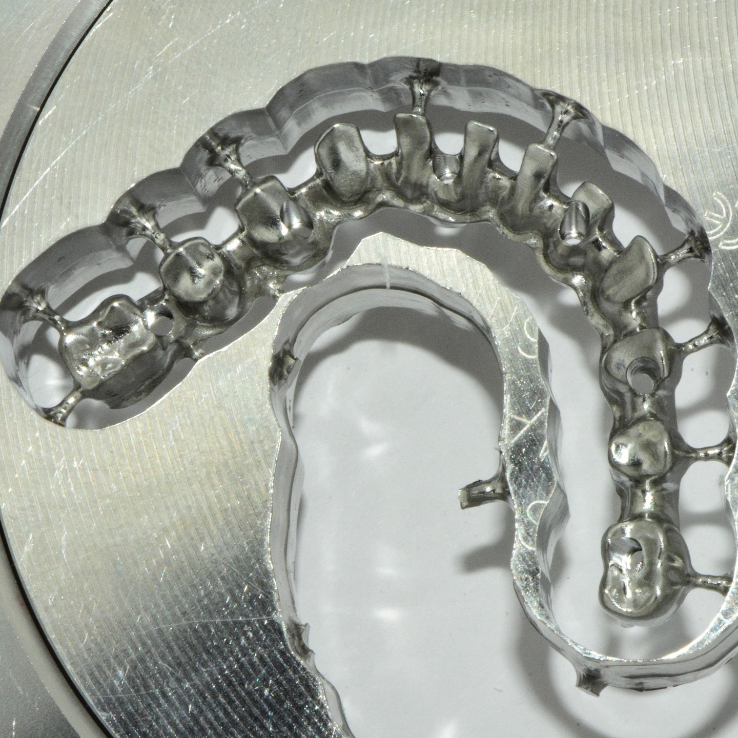 En CAD CAM México somos una solución digital y estamos listos para recibir sus casos y crear trabajos de éxito en conjunto. - - - Aviso de responsabilidad: Todas las fotos publicadas en esta cuenta de Instagram son propiedad intelectual de Estudio de Porcelana Suizo S.A de C.V. y están protegidas por derechos de autor. #CadCam #Mexico #Cromocobalto #implantologia #implantesdentales #dentistry #dentista
