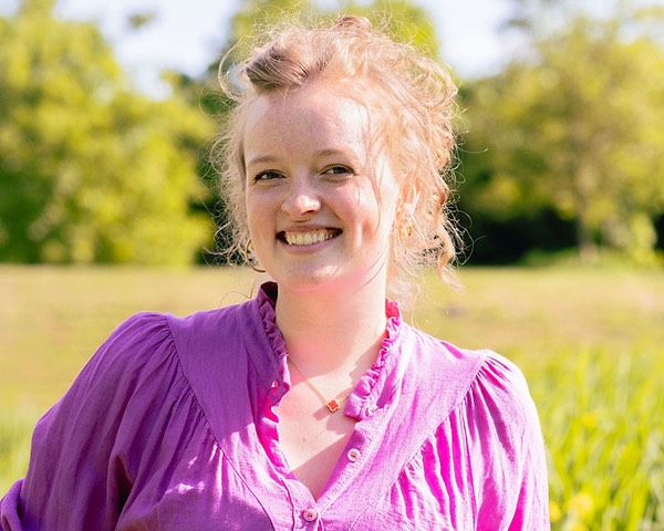 Kyra! Wat kan ik over haar zeggen? Een top collega, verloskundige en vriendin. Ze is heel betrokken bij cliënten, pakt lekker aan en is altijd vrolijk. ☺️
Oorspronkelijk komt ze uit het hoge noorden van Nederland, namelijk Groningen. Maar doordat haar verloofde veel familie in de buurt van Waddinxveen had, zijn ze hierheen gekomen samen met hun hond. Ze is heel actief, zo zit ze op rugby en tennis en heeft ze een rijk sociaal leven.
Wat super grappig is, is dat zij (net als mij) een liefde heeft voor Noorwegen en daar zelfs een stukje land hebben gekocht voor een vakantiehuisje.
Super blij met deze topper!
#verloskundige #verloskunde #verloskundigenpraktijk #verloskundigewaddinxveen #verloskundigezevenhuizen #verloskundigen