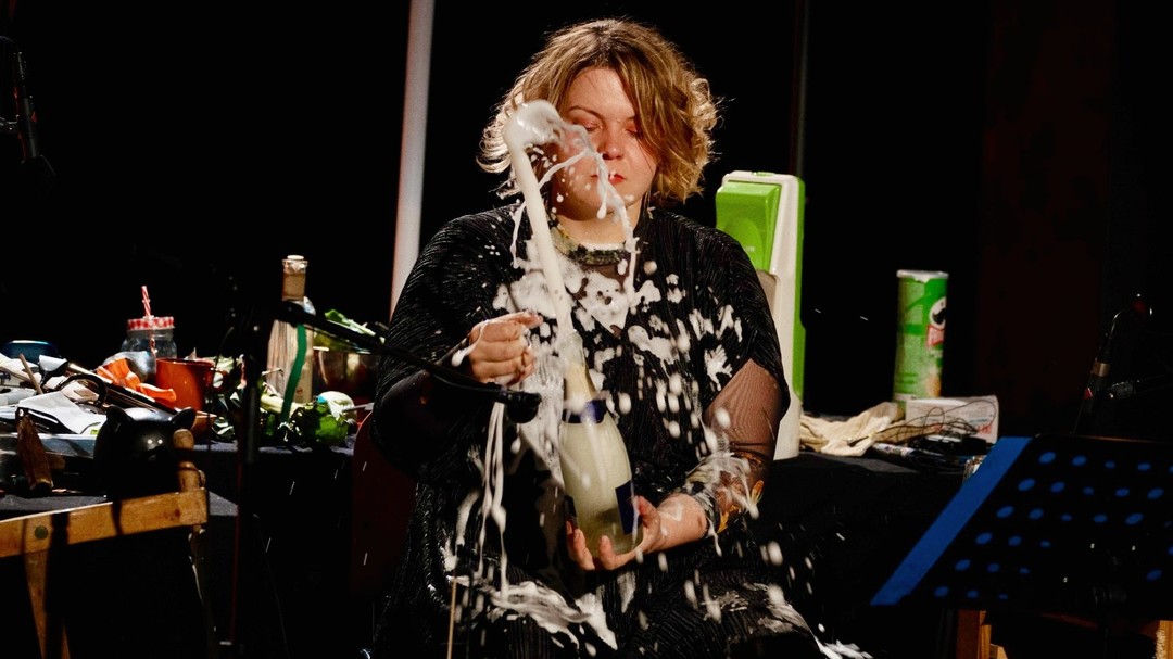 🍾 Mit Lastra und Deleuze einen Sektkorken auf der Bühne köpfen.
🎉 Ein Jahr Graduiertenkolleg Konfiguration des Films an der @goetheunifrankfurt ist geschafft - ein Wechselbad der Gefühle, voller kreativer Höhenflüge, nervenaufreibender Herausforderungen und dem ständigen Gefühl, gleichzeitig zu viel und vor allem zu wenig zu erreichen.
🍾 Besonders die Entwicklung einer praxisnahen Theorie zum Sounddesign hat mich gefordert. Doch jedes Mal, wenn ich die gesammelten Bilder und Schnappschüsse ordne, wird mir klar: Wir brauchen mehr Praktiker*innen, die ihre Erfahrungen teilen und die Filmwissenschaft bereichern! Prost! 🥂
ENG:
🍾 Popping a champagne cork on stage with Lastra and Deleuze.
🎉 One year of the Graduate School Film Configuration at @goetheunifrankfurt is done - a rollercoaster of emotions, full of creative highs, nerve-wracking challenges, and the constant feeling of achieving both too much and, above all, too little.
🍾 Especially the development of a practical theory on sound design has challenged me. But every time I sort the collected images and snapshots, it becomes clear: We need more practitioners who share their experiences and enrich film studies! Cheers! 🥂
Bild: @aya.fotografie
Auftritt: Haarmann , Mainz, @theatermienenspiel
#livehörspiel #phdlife #phdstudent #dissertationlife #theorieundpraxis #filmstudies #foleyartist #geräuschemacherin #geräusche #haarmann #simonenowicki #womeninsound #soundstudies #unilife #fail #outtakes #aperoltime #adhdawareness #ilovemyjob #klangkunst #krimiliebe #mainzgefühl #phdstruggles #womensupportingwomen