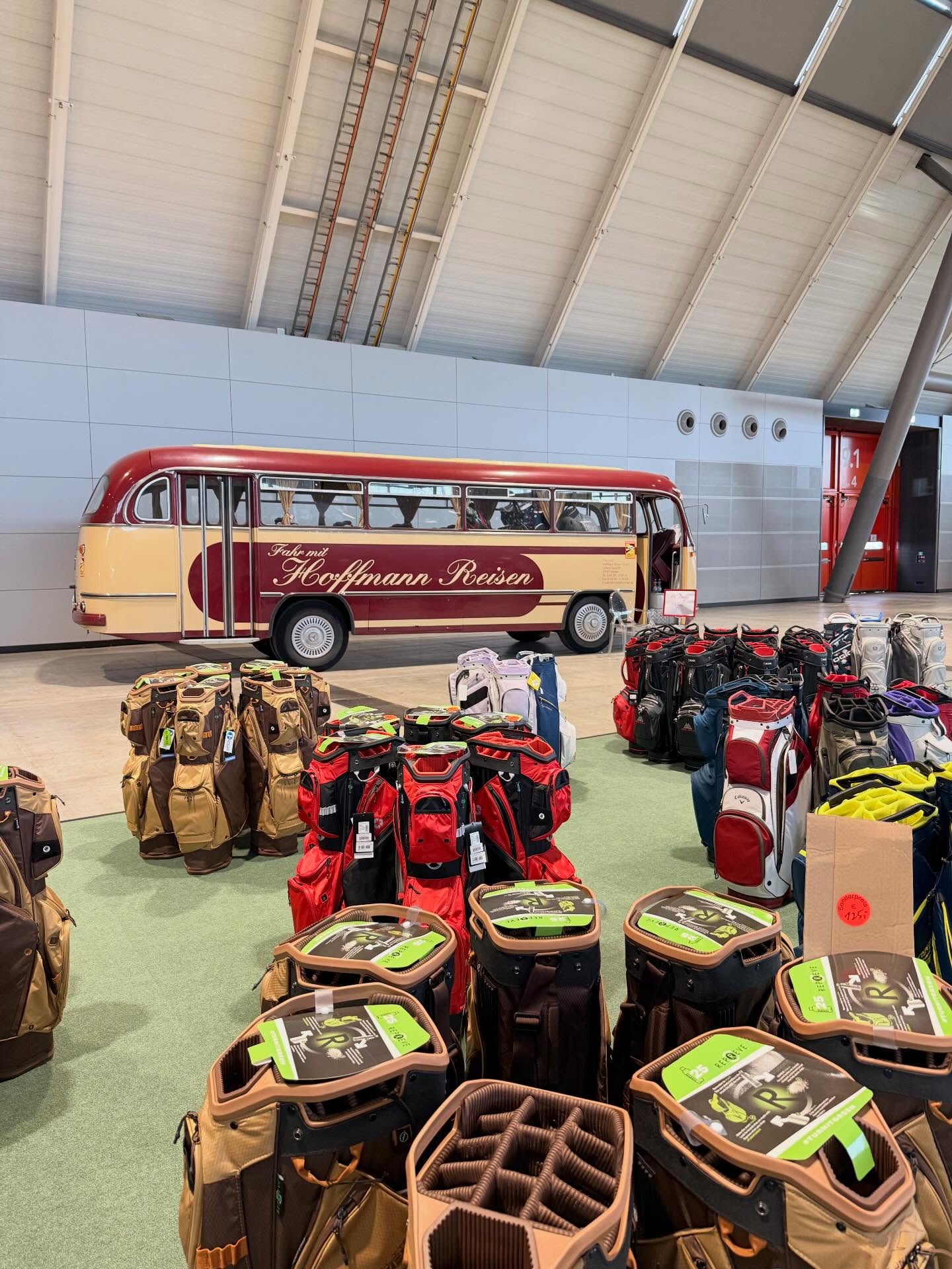 🚍 Unser OldieBus goes Messe!
Wir sind auf der CMT in Stuttgart und unser Oldtimer-Bus steht für euch live zum Bestaunen bereit 😍
📍 Halle 9
Kommt vorbei, sagt Hallo, macht Fotos und reist mit uns ein bisschen zurück in die gute alte Zeit ✨
Wir freuen uns auf euch! 🙌
#CMTStuttgart #Halle9 #OldtimerBus #OldiBus #Vanlife Reiselust MesseStuttgart RetroLove