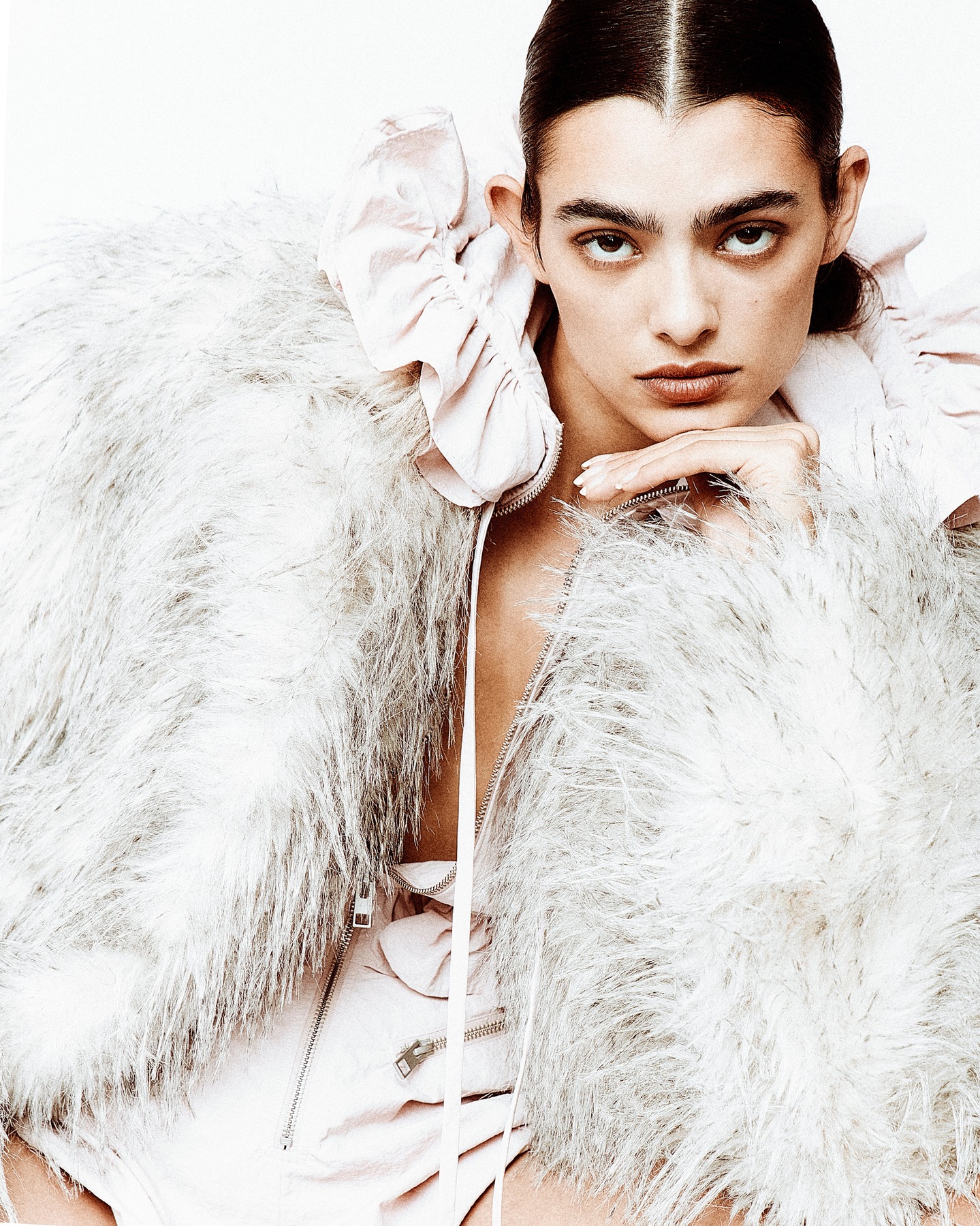 Oy makeup artist @seiya_makeup "Soft Armor" DSCENE Magazine @designscene January 2026
Shot by @yumengci
Talents @noortjehaak @theindustryny
Style by @karaerwincreative
Hair by @akane87brooklyn @87artists
Casting Director @ryanmodelscout. #lateliernyc #beauty #maccostmetics