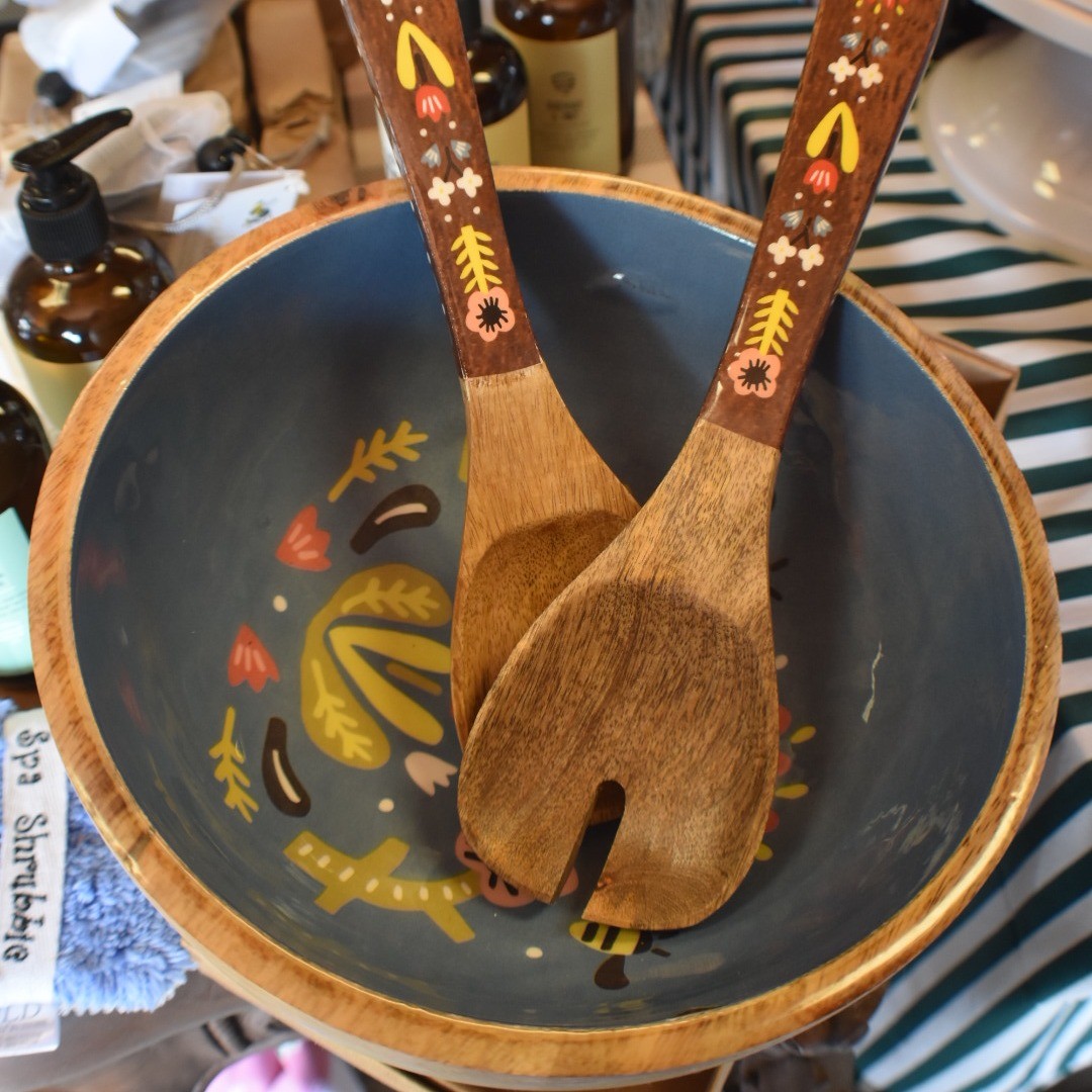 Make your summer table more beautiful with this stunning salad bowl. Don't forget, all bowls are 25% off this weekend only!
#bowls #shoplocal #ShopSmall #kitchenware #southportindiana #indianapolis #garfieldparkindy