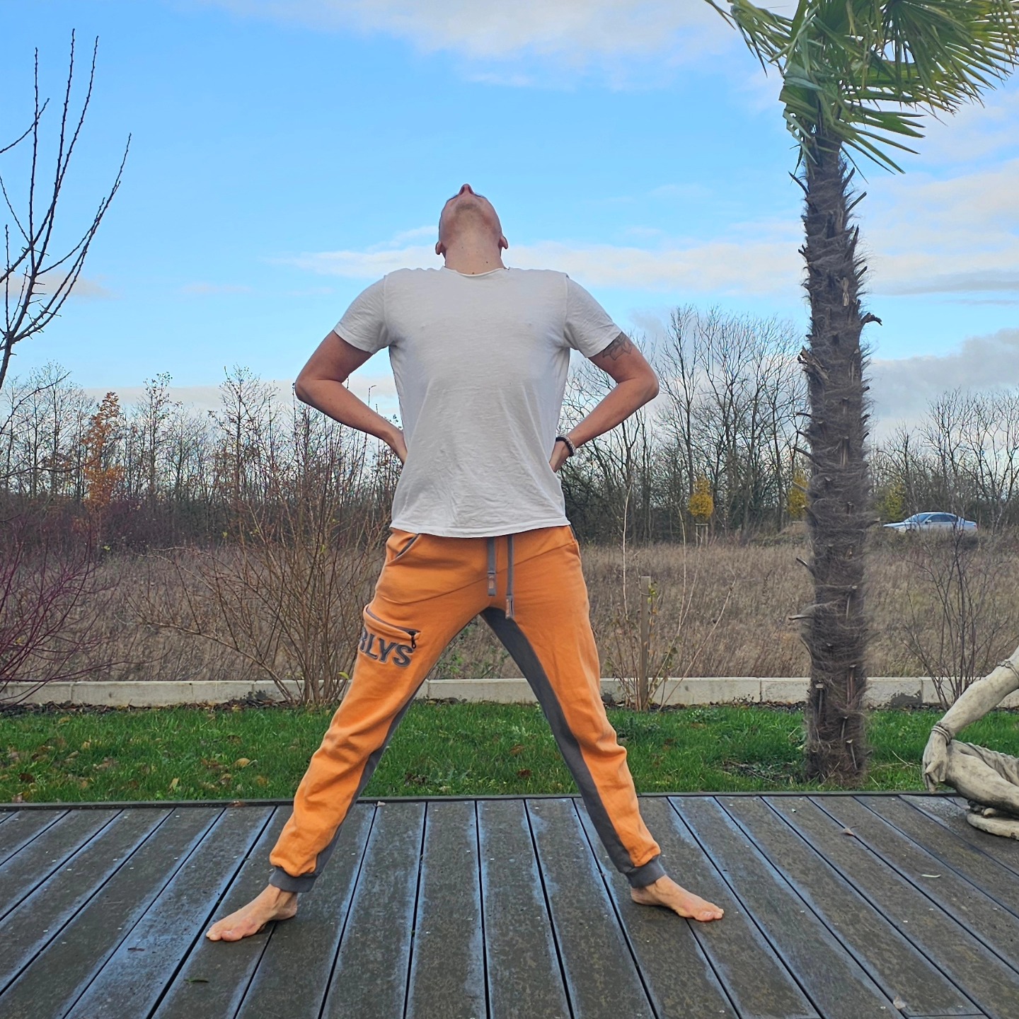 Lu Jong - das tibetische Heilyoga.
das Jahr 2024 war ein besonderes Jahr für mich. Ich habe Lu Jong entdeckt. Eine bewegte Meditation mit einem hochen Achtsamkeitsfaktor.. Die Übungen wirken teils unspektakulär im Gegensatz zum Ashtanga Yoga. Ich habe aber selten eine so große Ruhe beim Yoga erfahren.
Lu Jong ist keine schweißtreibende Herausforderung obwohl einige Übungen echt fordernd sind. Es ist sanft, ruhig, und einige Übungen wirken fast unscheinbar. Die fließenden Bewegungen, die Konzentration auf den Atem – alles fühlte sich anders an.
Nach jeder Übung war da ein Gefühl der tiefen Stille, der nachhallte. Jede Zelle meines Körper sagte Danke.
Lu Jong zeigt dir, wie viel Kraft in der Stille steckt und wie Heilung durch Bewegung geschehen kann. Es ist kein Wettlauf, kein Wettbewerb. Es ist ein achtsames Bewegen.
Vielleicht ist es genau das, wonach du suchst? Ein Weg, aus dem Stress des Alltags auszusteigen. Ein Moment, der nur dir gehört.
Mach dich auf den Weg.
Vielleicht wartet auch auf dich eine dieser Entdeckungen, die alles verändern.
🌿 Lu Jong – Sanft. Heilend. Transformierend.
📅 Kursstart: 08.01.
🌐 Mehr Infos: Link in Bio
#LuJong #Heilyoga #InnereRuhe #yoga #yogadeutschland #MeditationInBewegung #SanftStark #Achtsamkeit #BalanceFinden #beOmYoga #yogainlove #yogaliebe
Link in meiner Bio