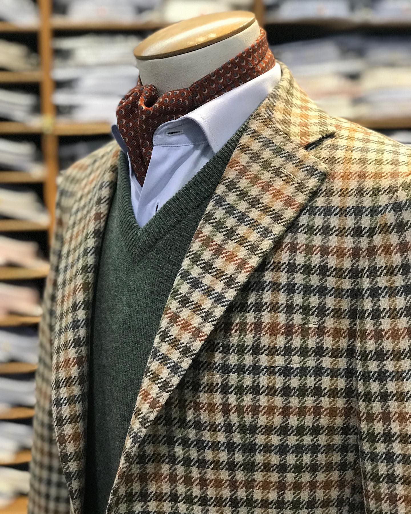 Une belle veste aux couleurs de lâautomne đ dans un tissu @hollandandsherryapparel #automne #menstyle #sartorial #dapper #gentlemanstyle #hollandandsherry #williamlockie #wool #paris #gentleman #ascot #madeinengland #scotland #geelong #menswear #comptoirdeschemises