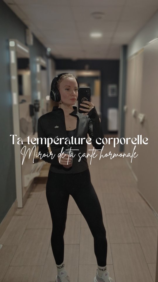 Beaucoup l’ignorent, mais la température basale est un véritable miroir du cycle menstruel et de notre santé métabolique.
✨ Pourquoi ?
Notre température corporelle fluctue tout au long du cycle sous l’influence des hormones.
En phase folliculaire, la température basale est un peu plus basse. Après l’ovulation, la progestérone l’élève subtilement, signe que le corps entre en phase lutéale. Ce petit +0,2 à +0,5°C peut sembler insignifiant… pourtant il révèle beaucoup !
💡 Ce que le suivi de la température permet d’observer :
✔️ la longueur des différentes phases du cycle
✔️ l’ovulation (et donc la fenêtre fertile du cycle)
✔️ l’équilibre ou le manque de progestérone
✔️ l’impact du stress, du sommeil ou de la fatigue
✔️ des indices métaboliques et thyroïdiens (une température basale souvent <36,6°C peut indiquer un dysfonctionnement métabolique ou thyroïdien)
Pour les femmes souffrant de SPM, acné hormonale, irrégularités de cycle, ou ayant un objectif conception / contraception, c’est un outil précieux qui redonne du pouvoir et de la clarté.
📝 Conseils pratiques :
• utiliser un thermomètre spécifique à double décimal
• prendre sa température tous les matins au réveil, dans le lit avant de se lever (et après 5h de sommeil minimum)
• noter ses relevés dans une app de symptothermie (👋🏻 @moonly.health )
• si objectif contraception ou conception : combiner impérativement la prise de température à l'observation quotidienne de la glaire cervicale (méthode symptothermique) et bien se former, surtout pour la contraception !
Le corps ne fait jamais rien au hasard — encore faut-il apprendre à l’écouter 🧡
Si tu utilises déjà la prise de température, dis-moi en commentaire ce que ça t’a appris sur tes hormones 👇🏻