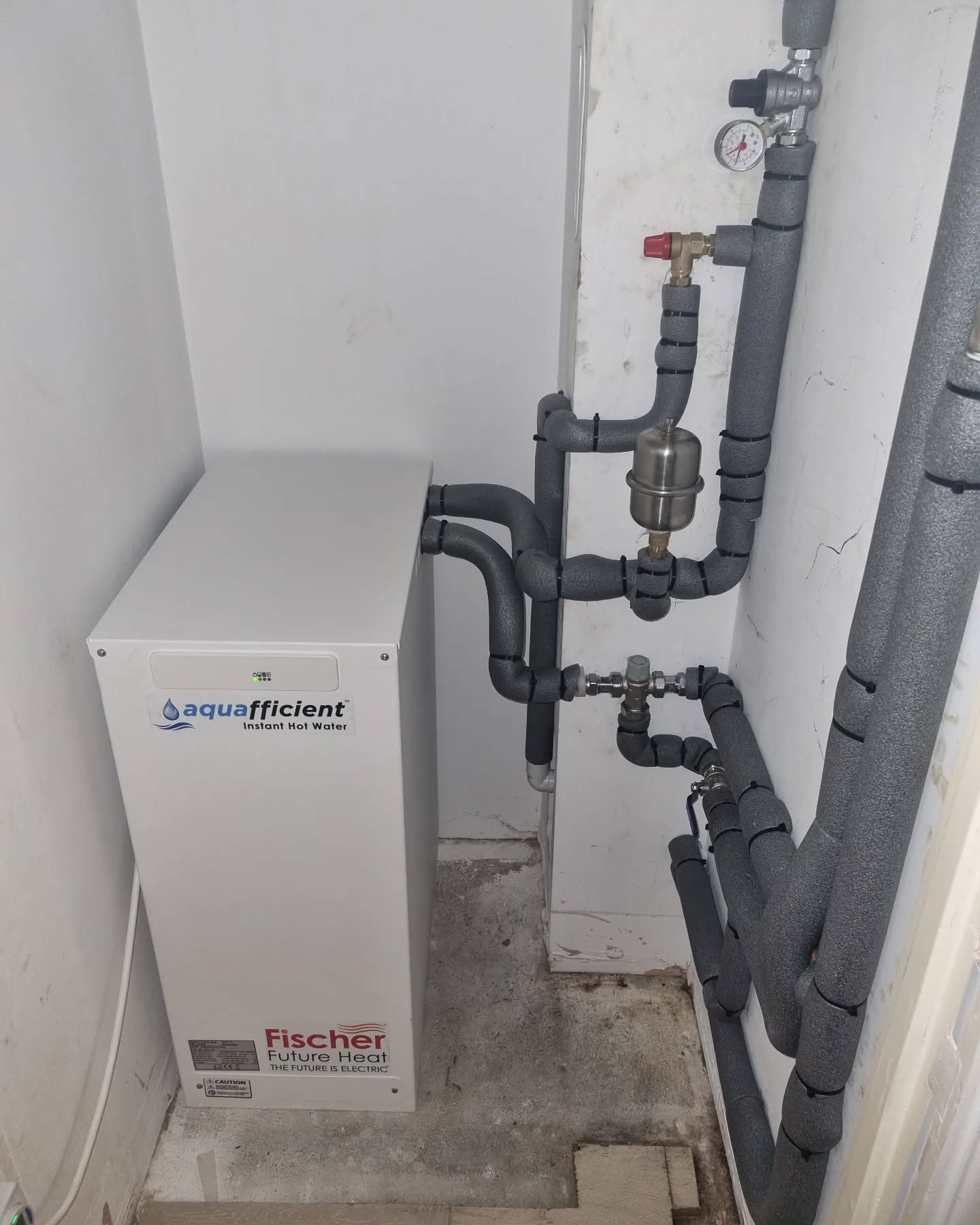 Small But Mighty🙌🏾🏋♀️
So basically guys this is an electic powered Aquafficient unit which let's out Instant Hot Water on demand, which in theory can replace a unvented cylinder.
Honestly this unit was heavy, sooo if your one your own trying to put this in a loft or something make sure you have your weetabix in the morning😅😅😅
Other then that the performance was brilliant 👌🏾
@fischerfutureheat