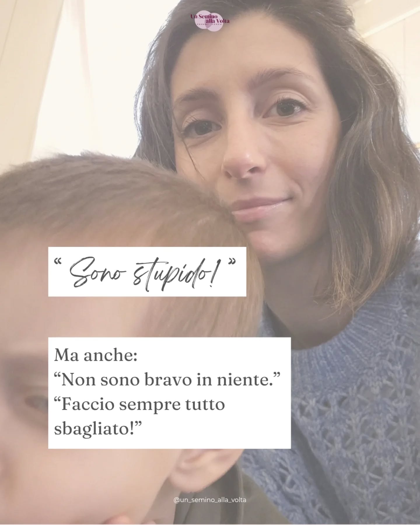 Quando un bambinə dice
“Sono stupidə”
“Non sono capace”
“Non mi viene bene”
ci sta mostrando la sua fatica.
E per noi genitori restare in quella bolla emotiva non è semplice.
Per ləi, vorremmo che non soffrisse, che credesse in sé stessə, che ci riprovasse.
Per noi, vorremmo non sentirci scomodi, vorremmo non essere messi alla prova, vorremmo fare del nostro meglio per infondere fiducia.
Per questo, in situazioni spiazzanti, scivoliamo in risposte rapide, rassicurazioni veloci e parole dette stemperare il peso e chiudere in fretta quel momento.
Nel carosello trovi cosa tendiamo a dire (in buona fede) e cosa invece può davvero fare la differenza, partendo da una mia conversazione di qualche giorno fa.
Se ti va, salvalo. 🛟
Potrebbe servirti in uno di quei momenti lì.
