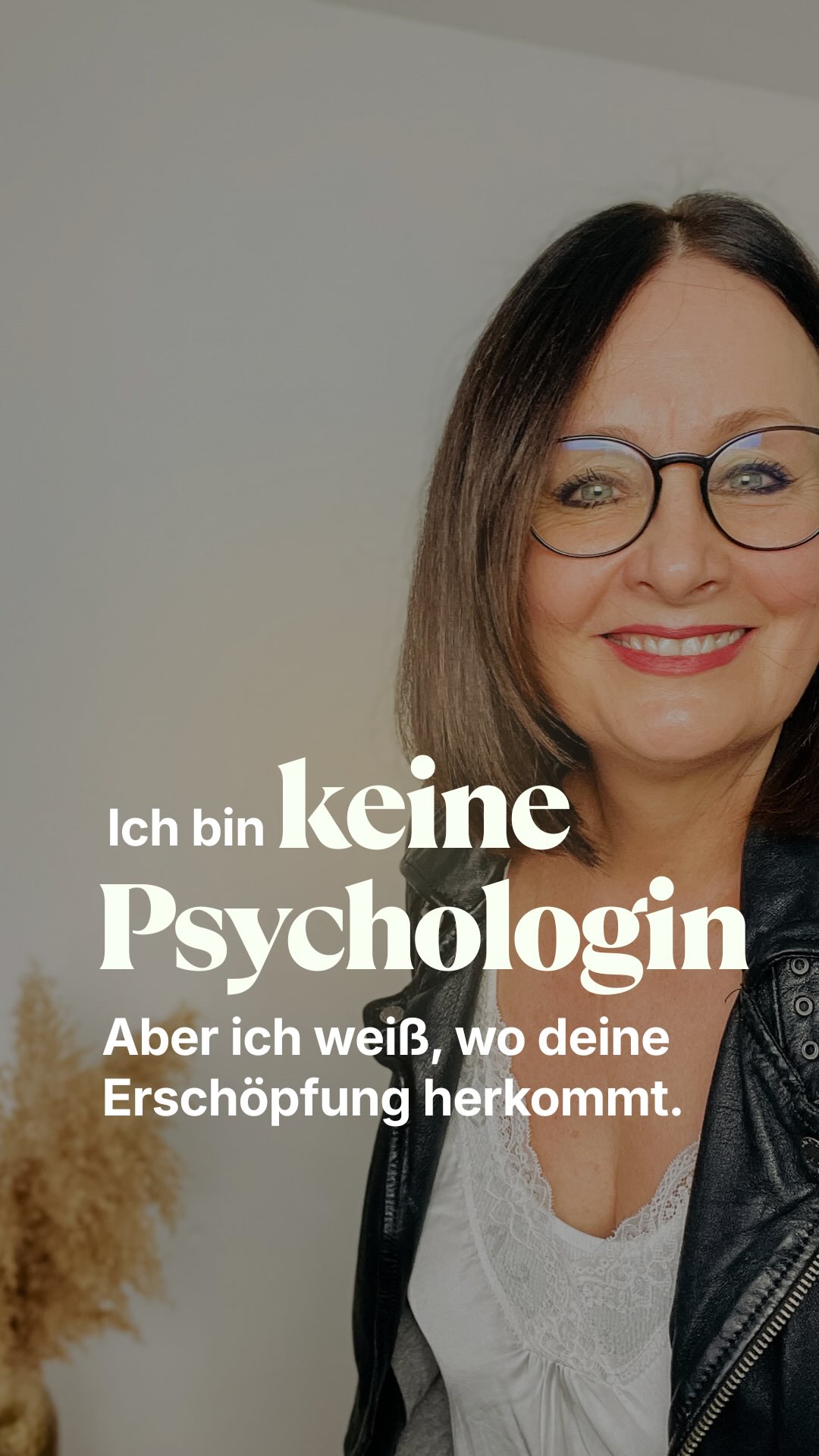 Und ja, eine Diagnose wie z.B. ADHS kann helfen. Aber sie erklärt nicht alles.
Ich hab viele therapeutische Ausbildungen. 12 Jahre Erfahrung. 600 Familien begleitet. Und zwei Kinder, die heute erwachsen sind.
Ich war da, wo du jetzt bist. Erschöpft. Überfordert. Und ohne Antwort, warum.
Bis ich verstanden hab: Diese Müdigkeit war nicht erst mit den Kindern da. Sie war schon da, viel früher, als ich es mir eingestehen wollte.
Mein Nervensystem lief jahrelang im Alarmmodus. Nicht, weil ich falsch war oder mit mir irgendetwas nicht stimmte. Sondern weil es nie gelernt hatte, sich sicher zu fühlen.
Und genau das sehe ich bei so vielen Mamas.
Das ist keine Schwäche. Das ist ein Körper, der gelernt hat zu funktionieren, zu überleben und jetzt lernen will, zu leben.
Folge mir, wenn du verstehen willst, wo es wirklich anfängt und nicht mehr nur funktionieren möchtest.
Deine Andrea❤️
ERSCHÖPFUNG
MAMA
ADHS
NERVENSYSTEM
BURNOUT