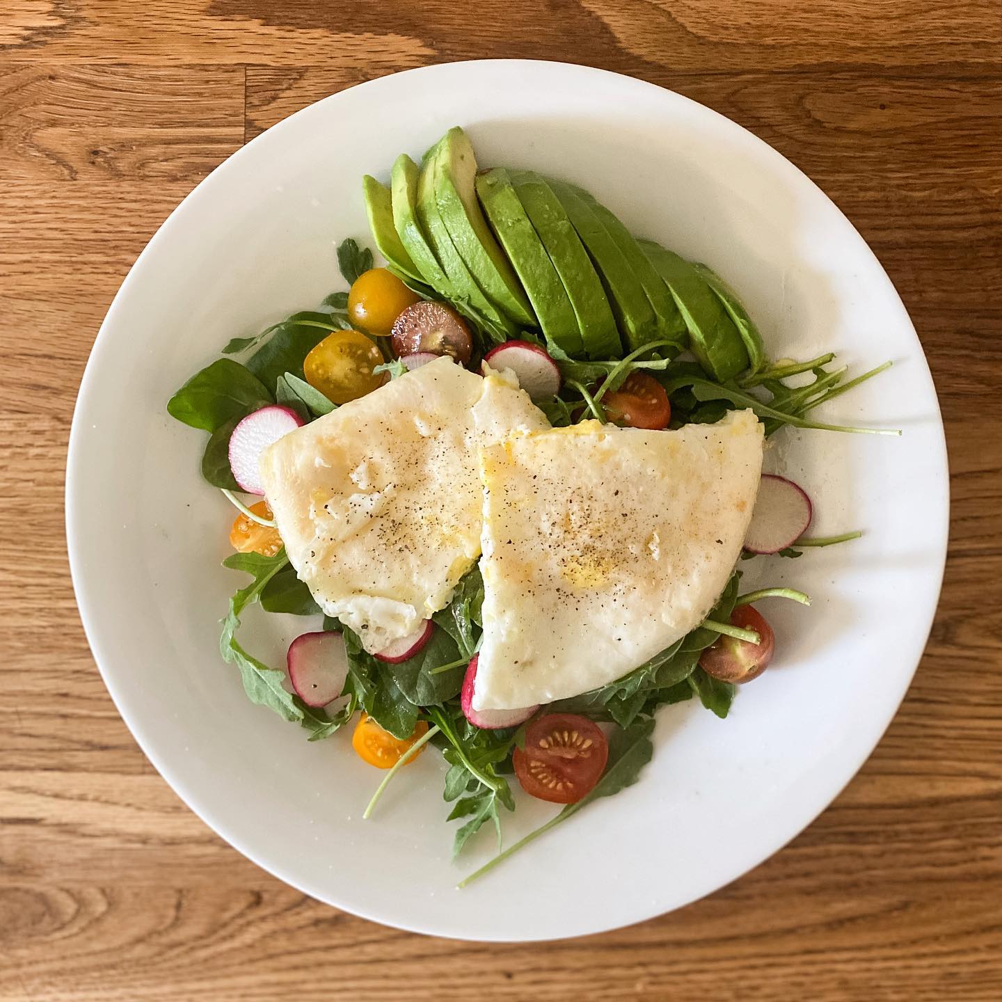 🌿 greens + eggs 🍳
A delicious way to incorporate protein, healthy fats and veggies in the morning!
There are lots of different variations of this to keep things interesting 🤩
This recipe from our Spring Health Reset has:
◦ spinach
◦ arugula
◦ eggs
◦ cherry tomatoes
◦ radishes
◦ olive oil
◦ avocado
◦ salt & pep
Any combinations I should try? Let me know! 😋