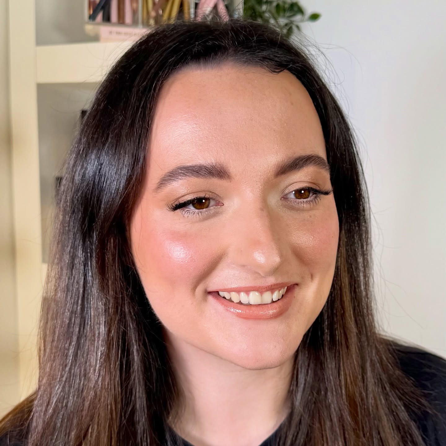 Skin-focused, softly sculpted, beautifully balanced ✨
📲 Tap the "book now" tab on my profile to secure your appointment
💌 Bridal enquiries - livhaleymakeup@outlook.com
Products:
@jordanaticiacosmetics nude divinity palette
@peachesmakeup Hollywood & nude pigments & sweet tea lip liner
@diorbeauty backstage glow highlight
@charlottetilbury Kim K.W lipstick
@fentybeauty sweet mouth gloss
#softmakeuplook #southwalesmua #southwalesmakeupartist #sofglammakeup #ukmua