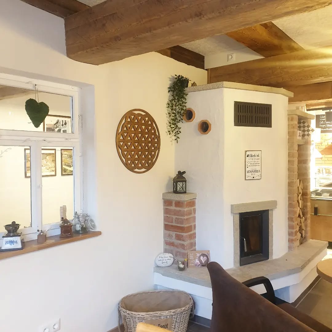 ~ Reingespitzt ~
Der Kachelofen wurde aus vorhandenen Materialien vom Abriss gebaut. Viele Fundstücke aus dem alten Haus, aber auch von Freunden, fügen sich zu einem harmonischem Neuen.
#neueröffnung #moserhof #moserhofsteigerwald #steigerwald #wirfreuenuns #trossenfurt #oberaurach #café #bistro #pension #hassberge #unterfranken #fenster #altesgemäuer #altbau #restaurieren #balken #sneekpeek #ziegelstein #kachelofen #sandstein