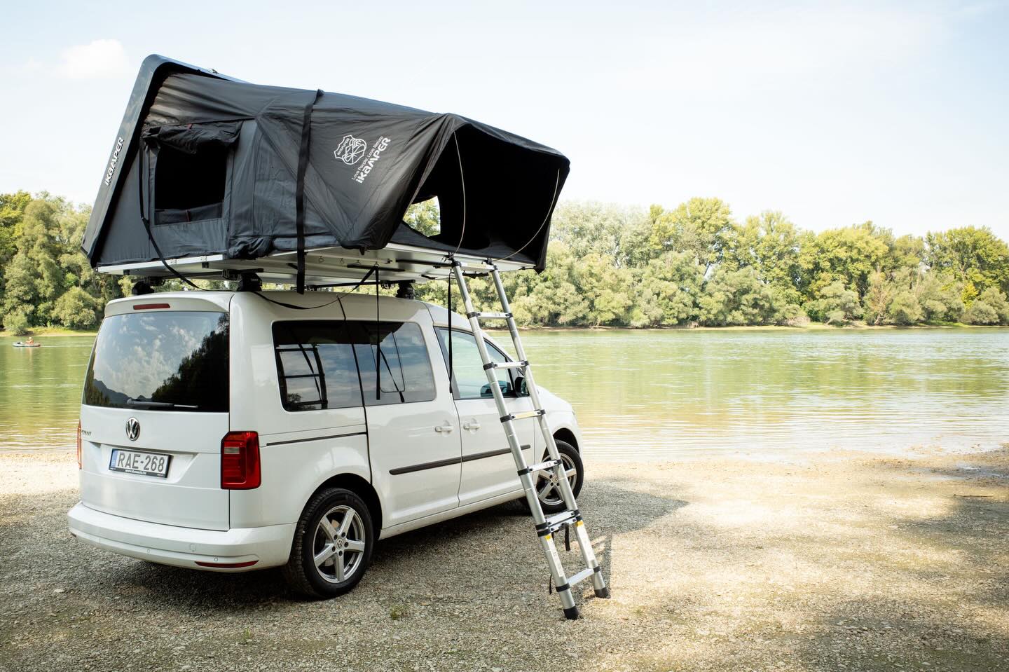 Kisoroszi Szigetcsúcs, a Duna tengerpartja 🏖️
Ez a Szentendrei-sziget északi részén fekvő terület, egy igazán különleges, sok kalandot, felfedezést és élményt nyújtó kis ékszerdoboz. Ti mit vennétek ki belőle? 😏
Kisoroszit elhagyva, egy poros út visz a Duna-part felé. Az út innentől fizetőssé válik,de ez ne tántorítson el, a díj igazán kedvező. Az út végén egy hűs, fákkal tarkított parkolót találunk. Tetősátrasoknak ideális! 👌
Az ország egyik legszebb panorámájú táborozóhelyeként emlegetik ezt a részt. A vízparthoz vezető terület egy árnyékos fűz-nyár ligeterdő, ami már érkezéskor megragadja a nyugalmat keresőket.
A Szigetcsúcs “spiccén” állva a Visegrádi vár, a Dunakanyar és a Börzsöny panorámája tárul elénk, alattuk pedig a végtelennek tűnő Duna.
A kavicsos partszakaszok, az összefolyó Duna-ágak látványa és a természet közelsége miatt ideális azok számára, akik szeretnének egy kicsit elvonulni, feltöltődni és átélni a lassabb, természetközeli életérzést.
Nézd meg folyamatosan bővülő túra tippeinket! 🧗
Link a Bioban! 👈
#kisoroszi #szigetcsúcs #kemping #tetosator #ikamper