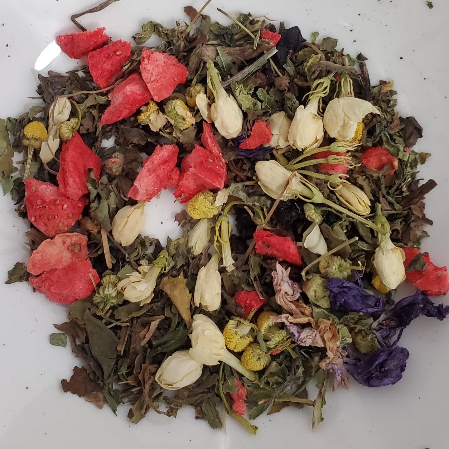 A tea with a splash of natural strawberry flavor. I've used some dried strawberries locally grown in Toronto to add color and fruitiness. The ingredients include: elderberries, jasmine buds, dandelion leaves, chamomile buds, rose petals,mint leaves and more.
Can everyone help me pick a name for this new tea blend?! The product will be in store and online next week!
.
.
.
.
#tea #teatime #tealovers #tealover #mtlshop #mtlshopping #mtl #love