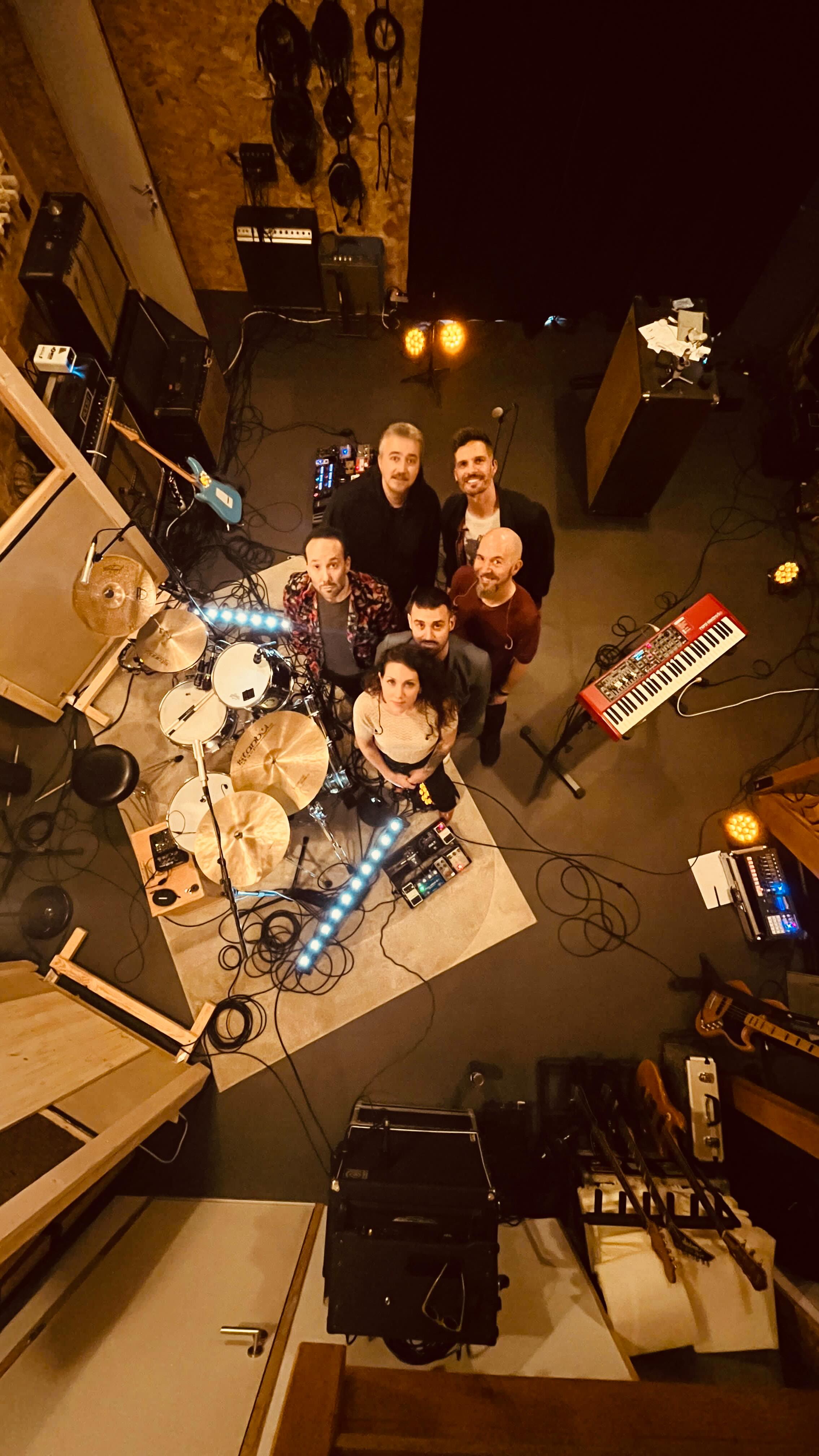 Hey! On sort bientôt une nouvelle video live chez @caracal_audio !
Mais avant ça, on vous propose un jeu 🙌
Regardez ce reel et devinez quel titre de notre 1er album allons nous sortir en version live !!!
Le lien pour écouter l’album est dans la bio ☝️☝️☝️
Tag @deadleafmusic en commentaire suivi du titre que tu penses être le bon 🔥🔥🔥
Tirage au sort et BIM le vainqueur gagne notre album « My Heart’s Not Black » ❤️🖤
#deadleaf #keyboard #womansinger #drum #electricguitar