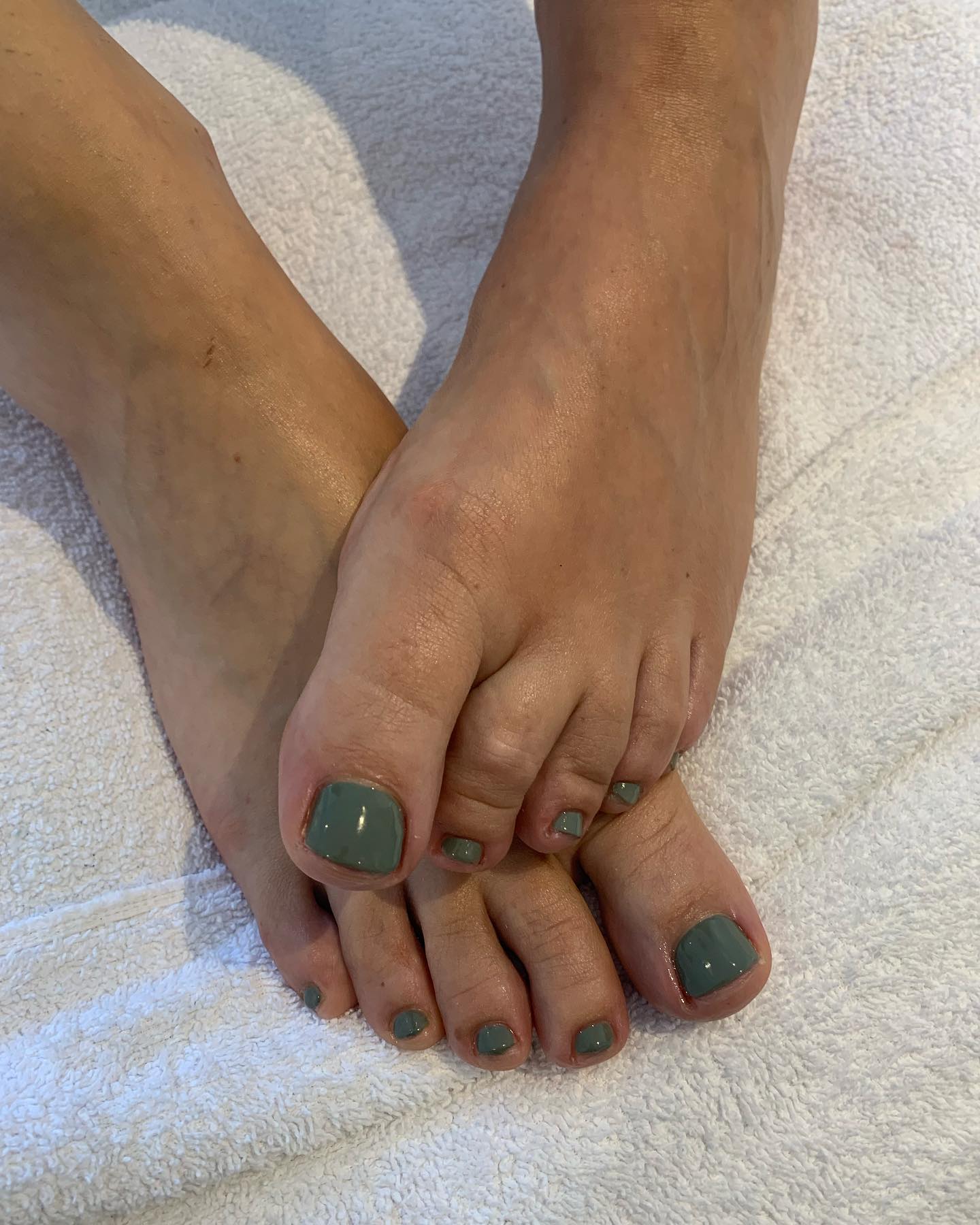 Pediküre mit Shellac
Auch in den kühlen Jahreszeiten ist es wichtig das wir unsere Füße pflegen.
Lasse dich von unseren neuen Herbst Farben verzaubern.
Kosmetikerin Kristina
#shellac #pediküre #bielefeld #bielefeldcity #bielefeldaltstadt #green #herbst #beauty #beautyteam