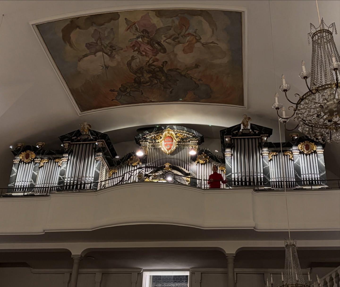 Beckenried/ Orgelfreunde Beckenried.
Zum festlichen ersten Orgelkonzert nach der Revision der historischen Goll-Orgel versammelte sich am Sonntag, 25. 1. 2026, eine grosse Zuhörerschaft in der kath. Pfarrkirche Beckenried.
Die Organistin Aurore Mercédès Baal zeigte mit einem vielfältigen Programm und ihrem grossen Können sämtliche Farbnuancen der Orgel.
Anschliessende kurze Dankesworte durch Andreas Schmidt, Aurore Baal und Andreas Zwingli (Orgelbau Späth, Ausführende der Revision).
Weitere Informationen unter:
https://orgel-beckenried.com/
#orgel#orgelbau#beckenried#switzerland#organ