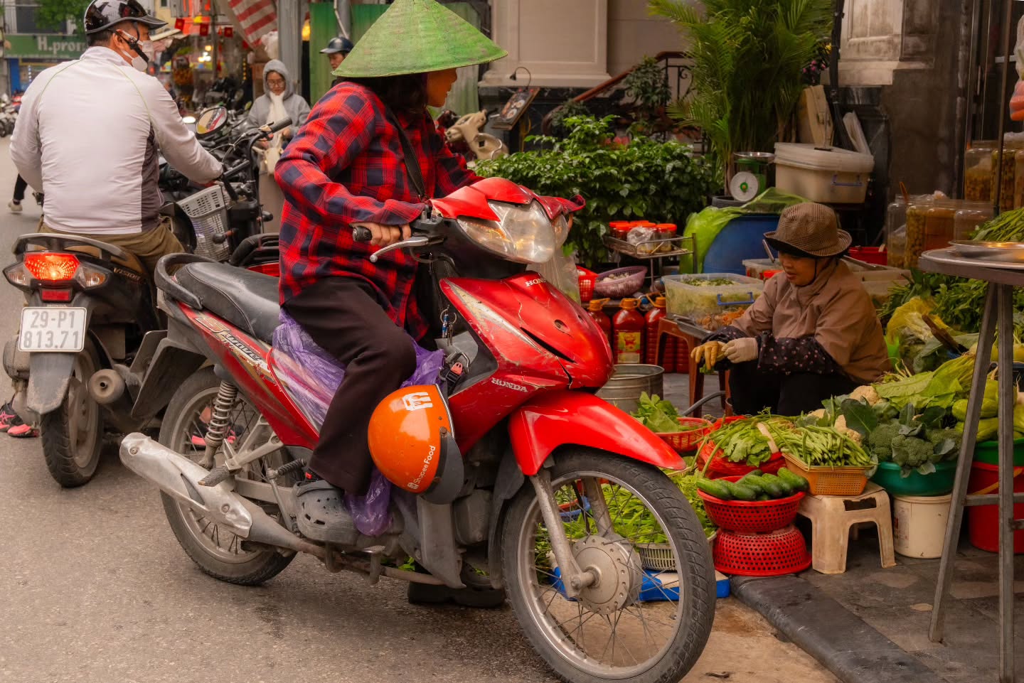 Los mercados se mueven desde las bicicletas hasta los andenes de las calles, se comparte con las miradas, hay veces una conversación ligera, productos frescos, se encuentra de todo , los sombreros acá hacen parte de la escena y al final es una lluvia de colores, formas, olores y sonrisas 🥰