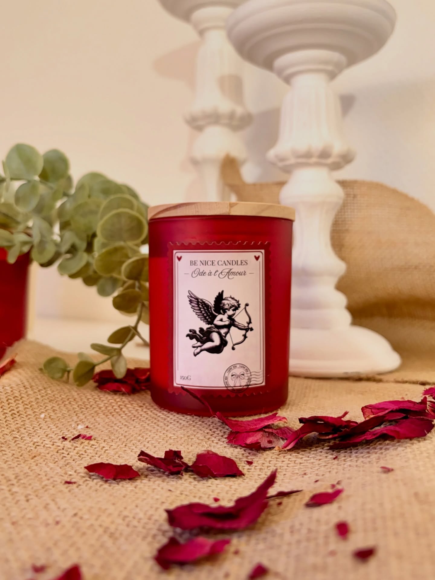 — SAINT VALENTIN ✨❤️🌹
Une jolie petite gamme de Saint Valentin, à la douce odeur de cerise noire, accompagnée de pétales de roses séchées… 🍒🖤
• Notes de tête : Prune - Cerise - Amande
• Notes de cœur : Tonka - Jasmin - Tabac
• Notes de fond : Santal - Benjoin - Vanille
Une fragrance gourmande, sensuelle et envoûtante 🍒
Offrez-vous un instant rien que pour vous, ou avec votre cher(e) et tendre ! 🫢✨
Au doux prix de 18€. Disponible via www.benice-candles.fr ! ❤️
Ps : les soldes sont toujours en cours également ! 🤍
#stvalentin #amour #bougieamour #love #metz