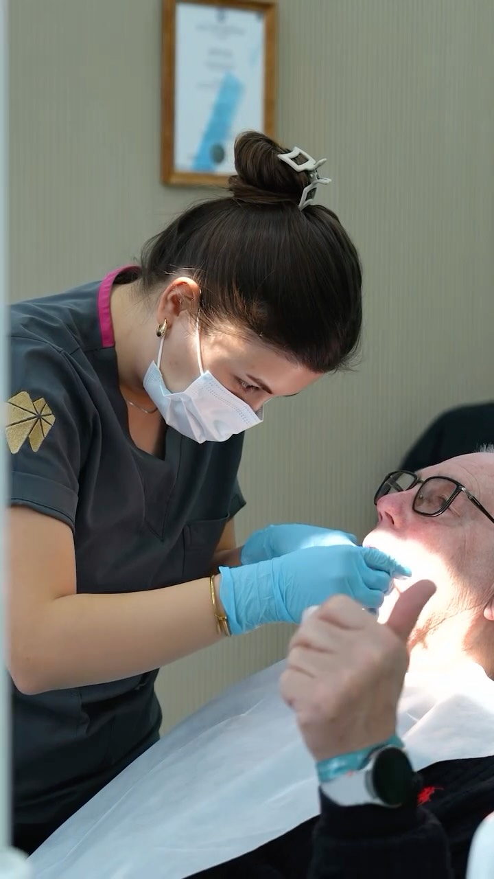 Eine umfassende Smile Transformation, die vor drei Monaten begann…
Unser Patient Jürgen Klaus Malewski startete seine Behandlung mit gleichzeitigen Zahnextraktionen und der Versorgung mit 12 Implantaten in einer einzigen Sitzung.
Am selben Tag wurden provisorische Zähne eingesetzt, um sowohl Ästhetik als auch Komfort von Beginn an zu gewährleisten.
In dieser Woche wurde die Behandlung mit 24 vollkeramischen Zirkon Zähnen erfolgreich abgeschlossen.
Funktionalität, Langlebigkeit und natürliche Ästhetik wurden dabei in einer ganzheitlichen Planung vereint.