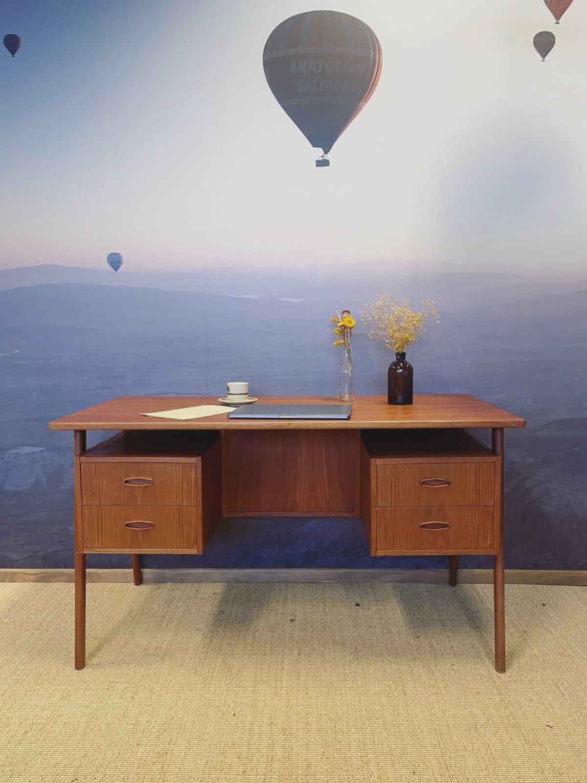 Très beau bureau danois en teak disponible en ligne! (Lien en bio)
#mobilier #mobiliervintage #décorationintérieure #teakfurniture #mobilierscandinave