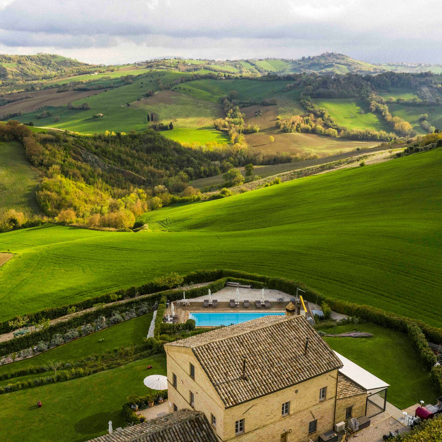 Welcome to Boutique hotel Relais Ruffino!
Now we celebrate 10 years in Marche.
Carina and I are from Stockholm, Sweden, but emigrated to the Italian countryside in Marche, where we now live.
Our journey as chefs began in 1986, and soon, we were running one of Stockholm’s leading restaurant groups, publishing cookbooks and cooking on television.
Operating a restaurant business of 14 restaurants was exciting, but eventually we started longing for the fragrances, the cooking and the aromas that drew us into the world of cooking in the first place. Our kids had also grown up and flown the nest, so it was just me, Carina and our dog left. We wanted a change and to start something new, and so the next morning we sold all our restaurants, packed up the apartment and drove south to Italy with our dog.
We found our dream place on a hill just outside a small village called Montegiorgio which had the most magnificent view. It took about two minutes to decide that this was the place for us to settle down and start our new chapter. We have spent time crafting five unique hotel rooms and making an exclusive small restaurant where we offer a dining experience 1-2 times a week.
“We make it as simple as possible, but no simpler. 35 years as chefs has taught us that the simplest thing is actually the most complex”.
OBS amazing pictures by J. Lundgren pictures