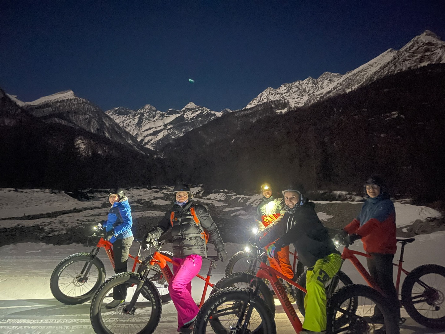 Envie de changer du ski ? Testez le Fatbike et découvrez la montagne autrement, même en hiver ❄️
Grâce à ses pneus larges, il roule facilement sur la neige pour une sortie fun, accessible et dépaysante.
👉 Balades encadrées
👉 Sorties journée ou nocturnes à la frontale
👉 Accessible à tous, en famille ou entre amis
Une expérience originale à vivre pendant votre séjour à @serrechevalier
Vous tentez l’aventure ?