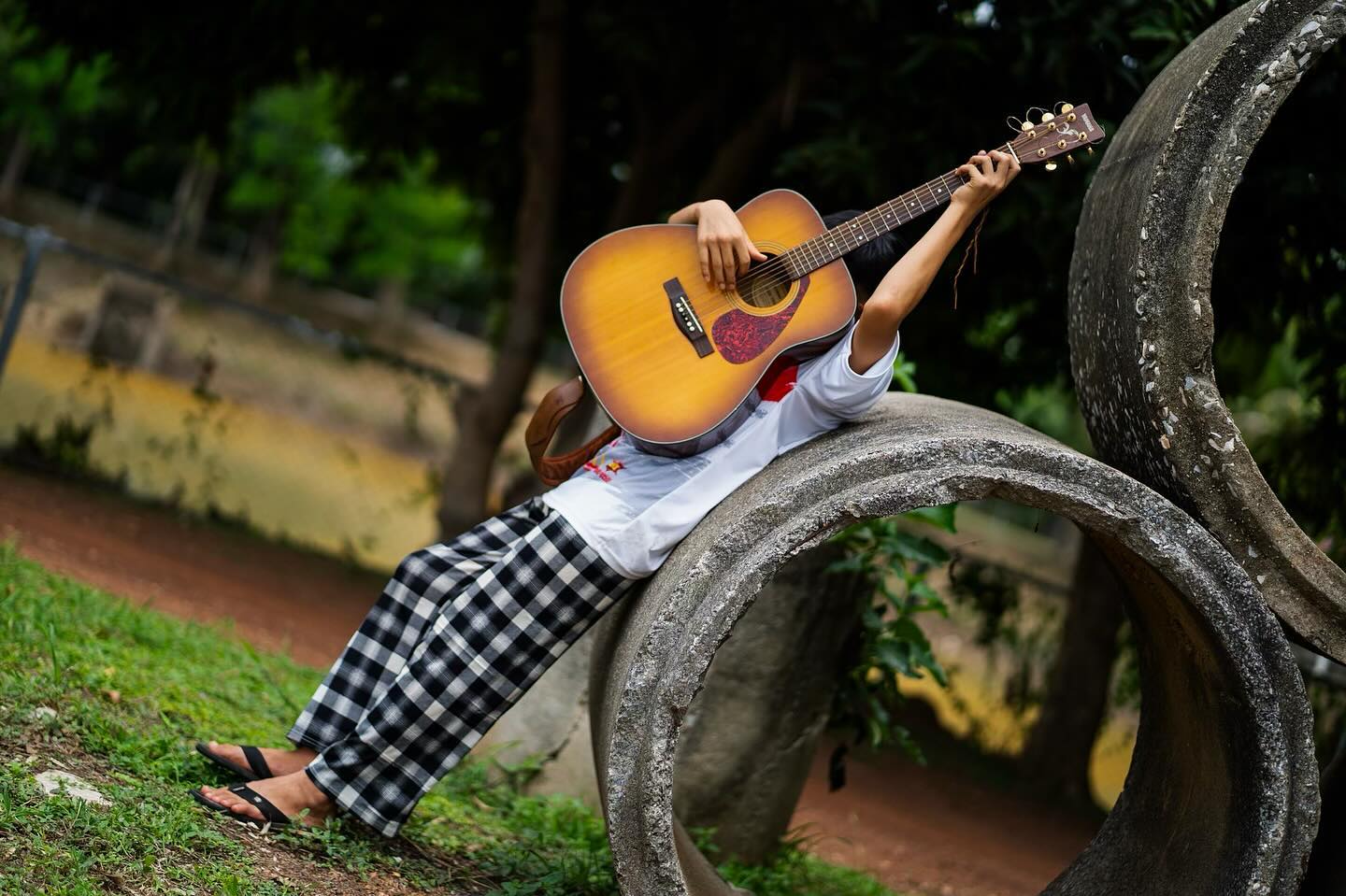 We had no idea this guy knew how to play the guitar so well. But then a few weeks ago, he planned out special music with the other boys … he accompanied their singing with his guitar. Turns out, he sneaks away and practices most days and has really improved without us even knowing. Some surprises are really good ones!
•
📷 credit: Robbie (Papa)