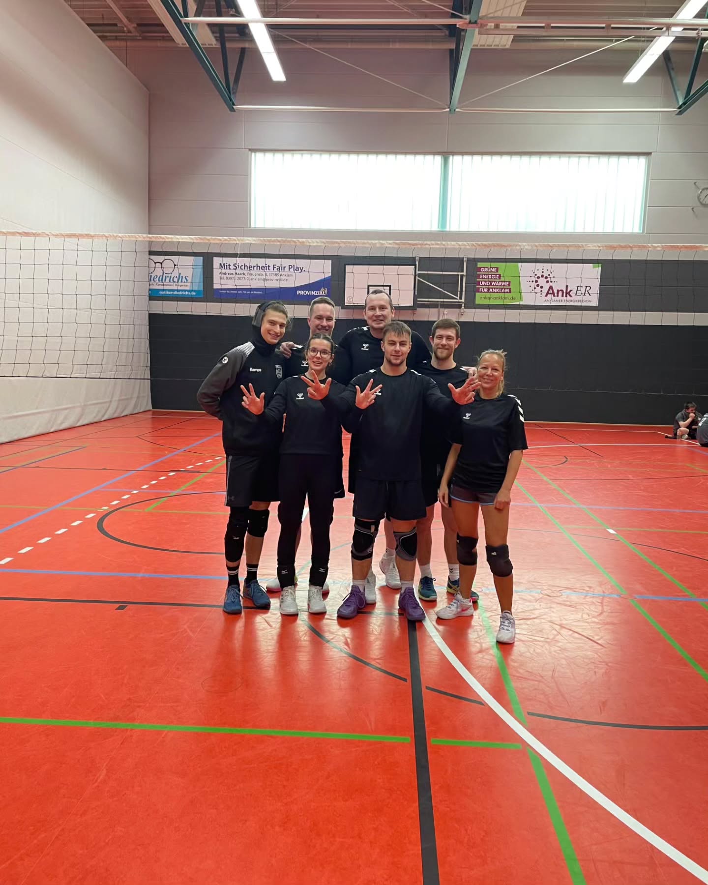 +++ Maximale Ausbeute +++
Hanse III gewinnt das vereinsinterne Wettrennen um die meisten Punkte und bringt 6 Zähler aus Anklam mit. In beiden Spielen ließ man nichts anbrennen und kletterte damit auf Platz 3 der Tabelle.
#bschanse #lkmixed #Mixedvolleyball #volleyballingreifswald #volleyballgreifswald