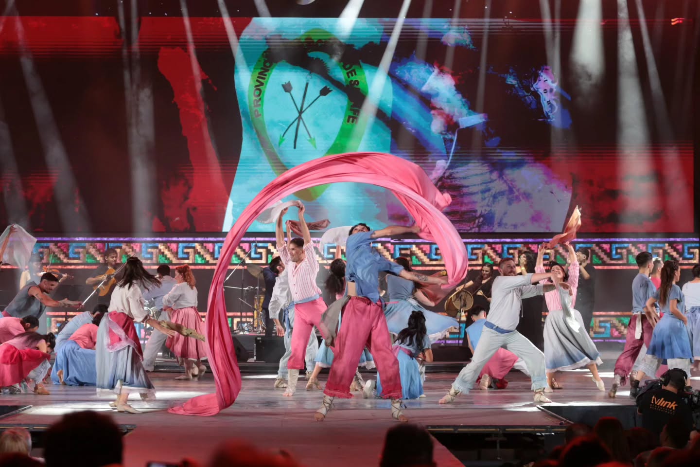 Santa Fe emocionó a Cosquín.
Nuestra delegación fue ovacionada de pie en la primera luna del Festival, homenajeando al Brigadier General Estanislao López con arte, cultura y federalismo.
Orgullo santafesino que se canta y se baila.
@santa_fe_cultura
@gobsantafe