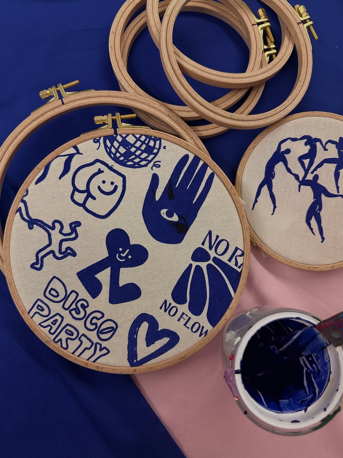 Mit den Stickrahmen in zwei verschiedenen Größen gibt es neue Möglichkeiten die Probedrucke als Erinnerung mit nach Hause zu nehmen und sie machen dekorativ auch noch richtig was her! ✨
|
Alle Workshop Termine findet ihr online oder in einem der letzten Posts hier bei Instagram.
|
#siebdruck #workshop #diyinteriordesign #selbermachen #mehrkreativitätimalltag #jena #diy #stickrahmen