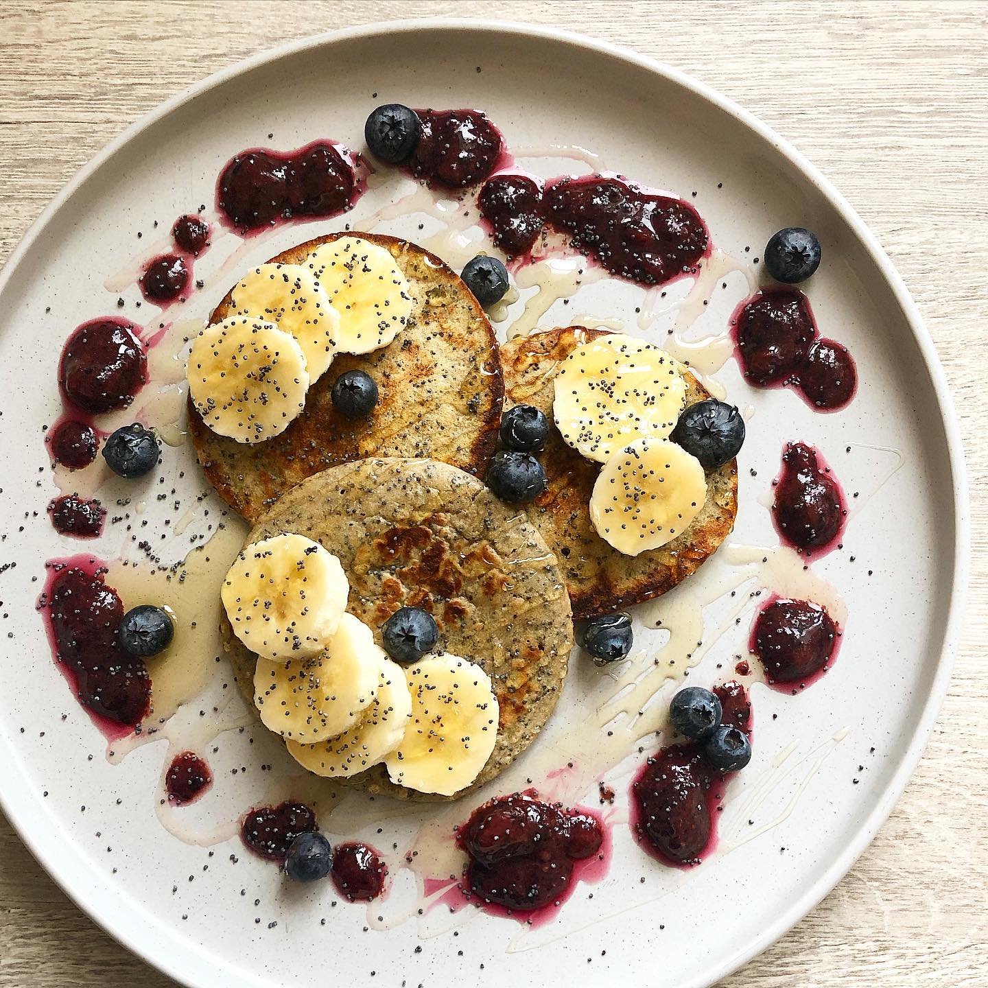 Banana, blueberry and poppyseed pancakes 🥞