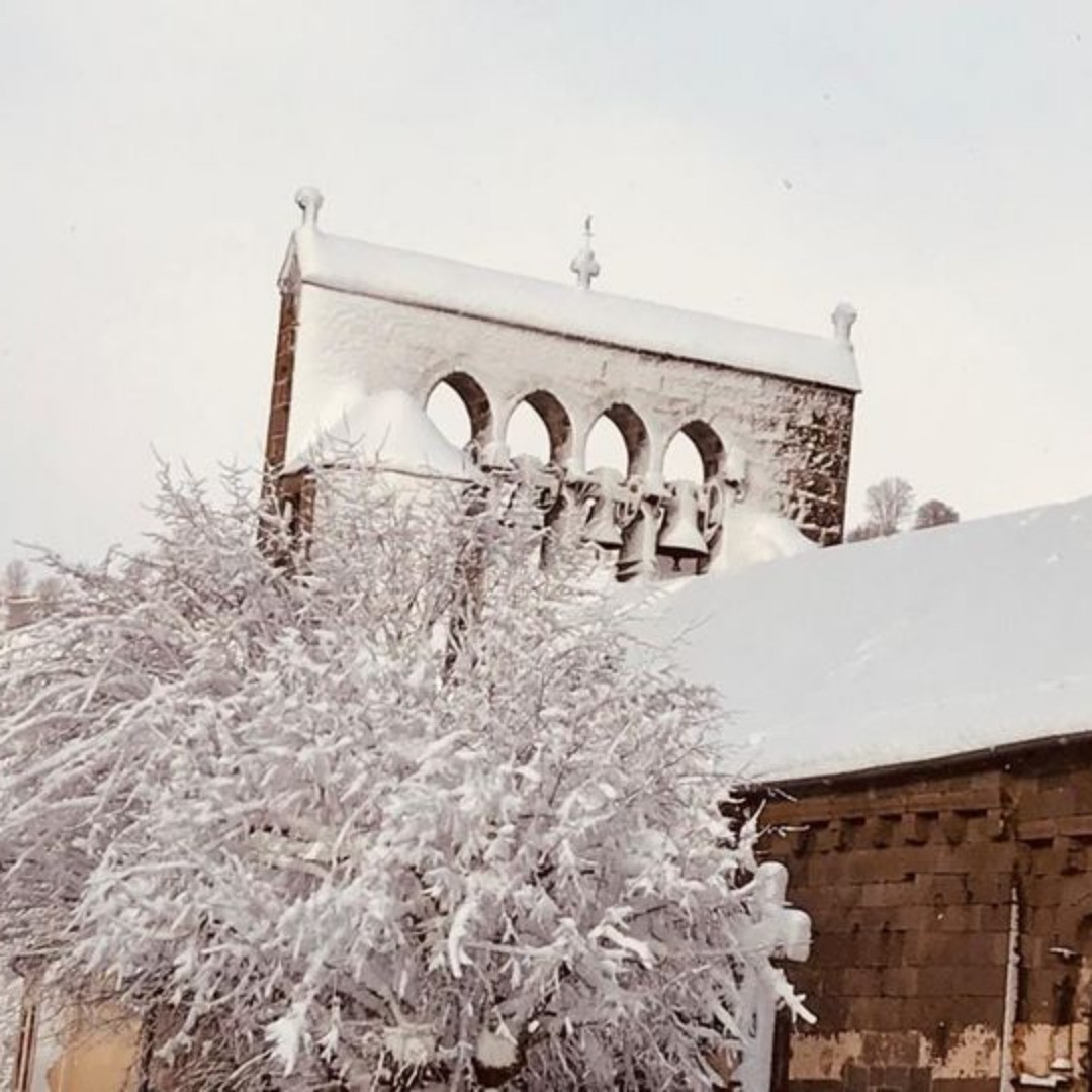 ❄️ Le clocher a mis son beau manteau blanc 😀
#neige❄️ #hiver #sainteanastasie #cantalauvergne #cantal #auvergne