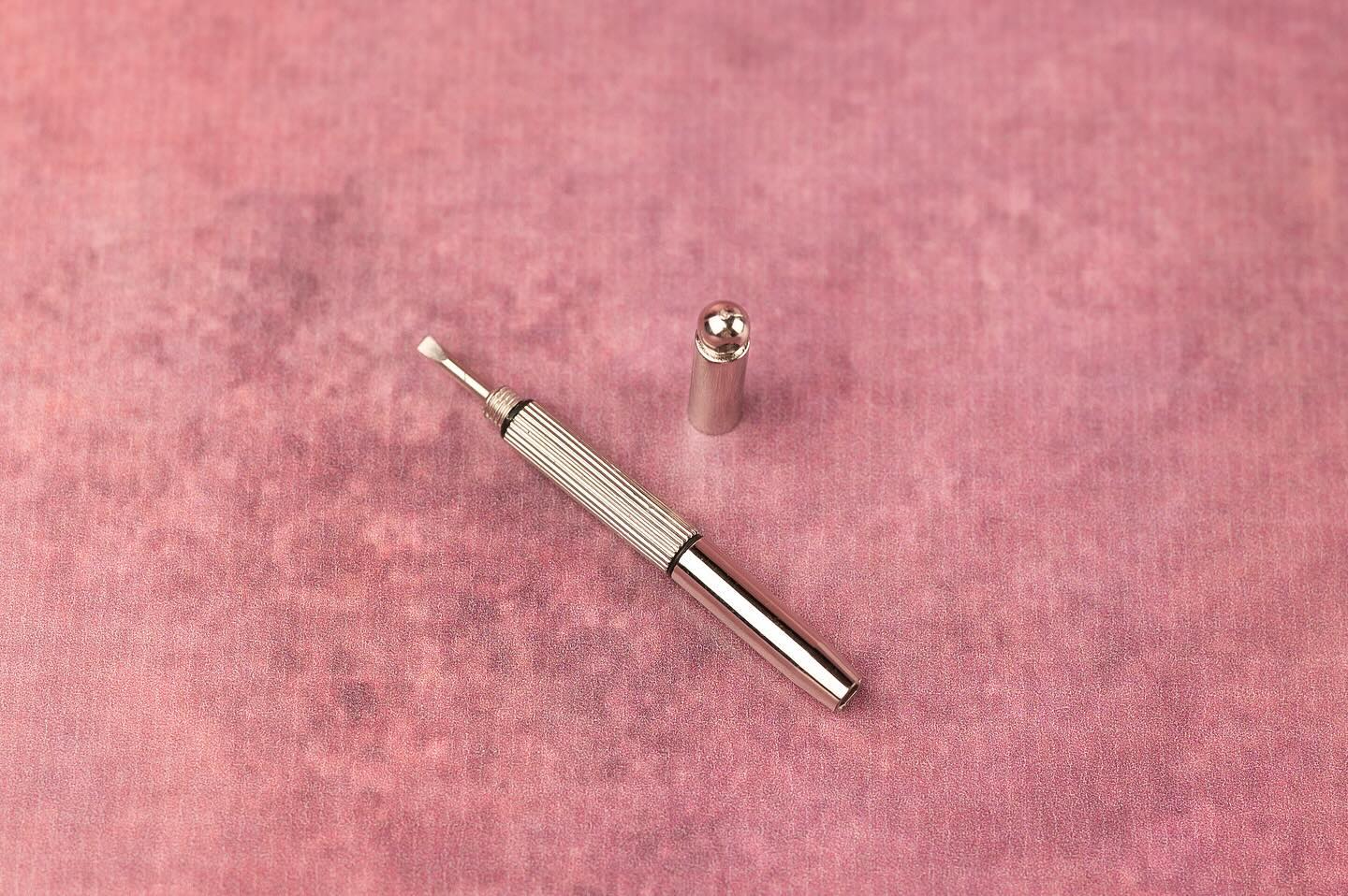 Mini-skrutrekker:
Visste du at Mini-skrutrekkeren er laget for de små detaljene. Den er ideell for å skru i små skruer som man finner i elektronikk, briller, fjernkontroller eller små husholdningsapparater. Har du noen gang vært i en situasjon der en knapp på fjernkontrollen eller en liten skrue i en leketøy har løsnet? Her er mini-skrutrekkeren løsningen. Den er så liten og presis at du lett kan jobbe med små komponenter uten å skade noe. Så neste gang du står der med en løs skrue i en elektrisk enhet eller trenger å fikse noe som er litt for smått for de vanlige verktøyene, kan du være trygg på at mini-skrutrekkeren er der for å redde dagen. Med sitt kompakte design og allsidige bruksområder er det ikke rart at dette lille verktøyet bør være en del av ethvert smartkit