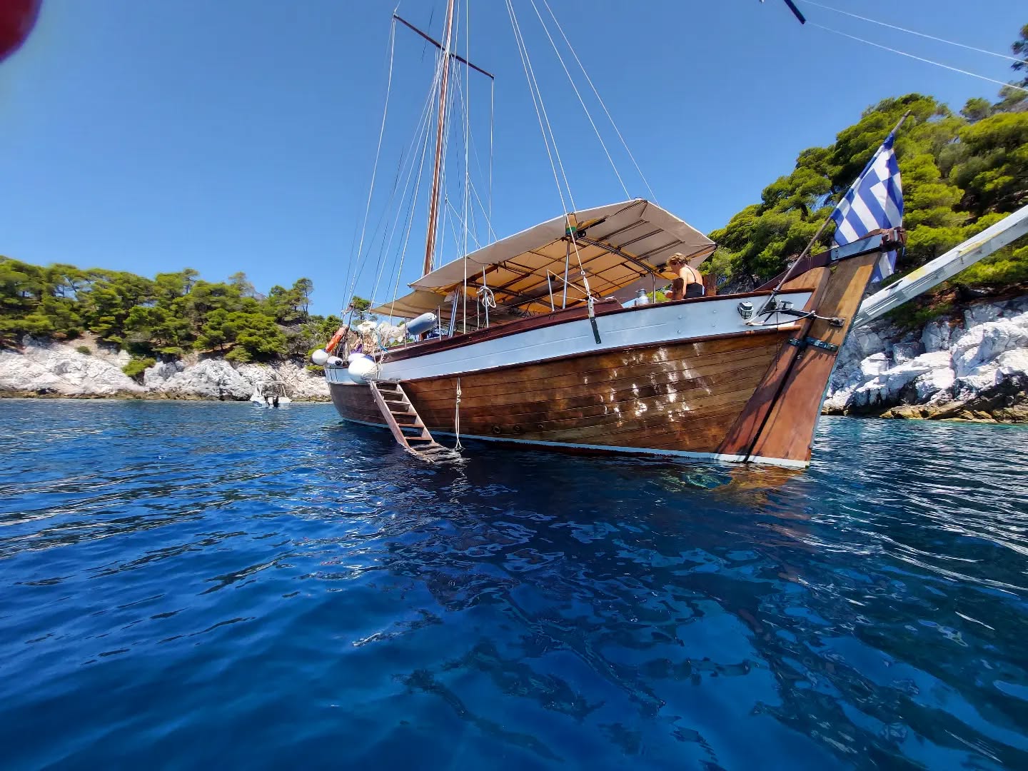 Enjoy the sea and the sun 🌞
#enapeoplehappypeople
#skopelos #sailingingreece #sporades #boatlife #sailing #woodenboat #dailycruises #alonnisosmarinepark #alonissos