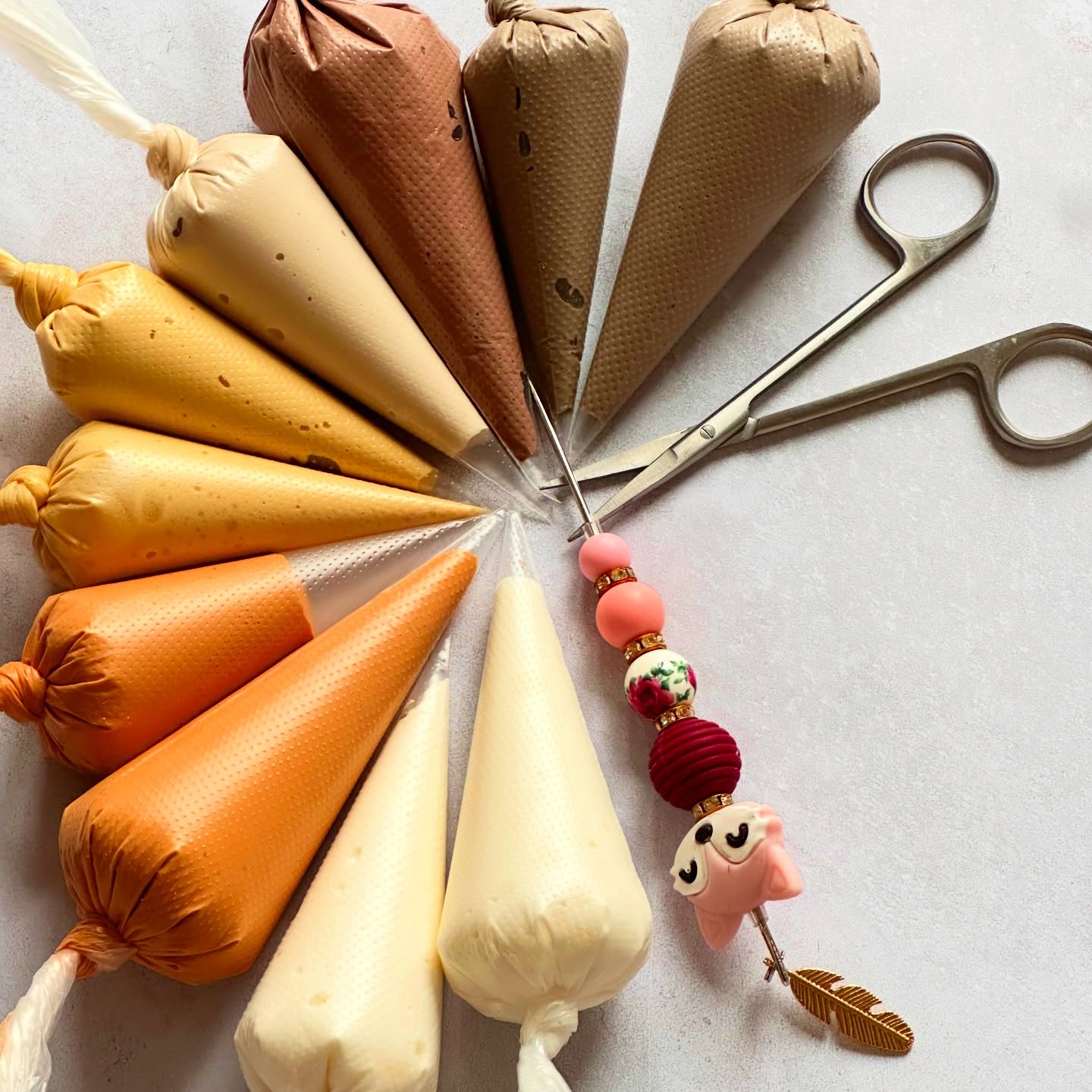 Une palette de couleur et le tour est joué!!
Elle te plaît?
______________________
Karu Sweets Design | Biscuiterie artisanale & personnalisée
🧑🏾🍳 Christmina, biscuitière passionnée
🍪 Biscuits sur mesure,personnalisés, pour tous les événements
🤲🏾 Entièrement fait à la main, du biscuit au décor
📦 Livraison en France métropolitaine et dans les DROM
🛒 Click & Collect Orly (94)
Commande en MP ou sur le site (délai 14 jours minimum)
www.karusweetsdesign.com