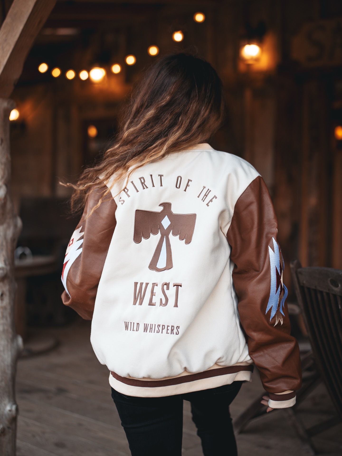 Préparez vous pour le plein de nouveautés 🔥
Ça fait quelques mois qu’on travaille en coulisses sur PLEIN de nouveaux produits vraiment uniques.
Parce que oui, ça serait plus simple de faire comme tout le monde, mais que non, on a pas envie de se fondre dans la masse, et ça, même si ça demande des mois de travail et un peu (beaucoup ) de patience.
Le mois de Février qui arrive va voir arriver plusieurs nouveaux designs Wild Whispers, à inspiration vintage avec la petite touche western qu’on aime tant.
Allez promis, on vous dévoile bientôt tout ça.
On espère en tout cas que vous les aimerez autant qu’on a aimé les imaginer 🥹
#newco #westernwear #lifestyle