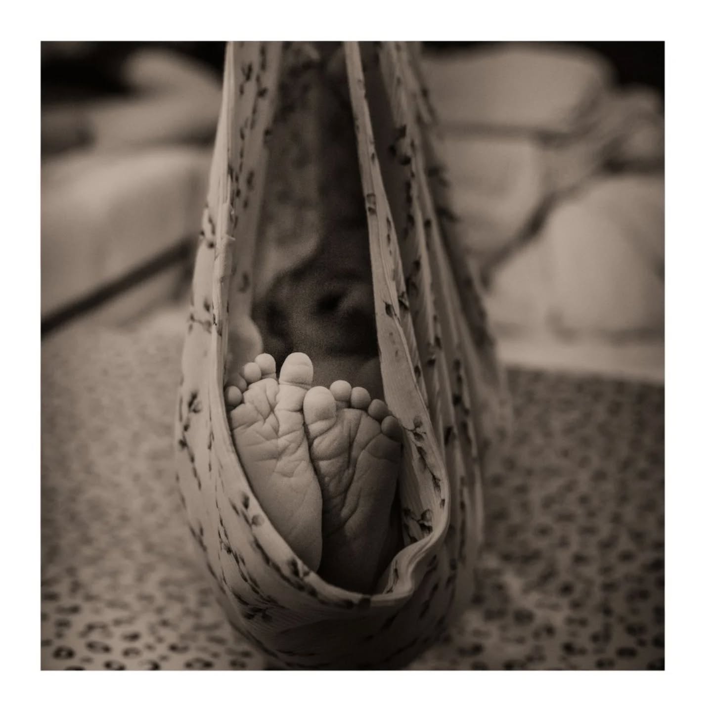 🖤 GEWICHTSVERLIES 🖤
Misschien heb je al weleens gehoord dat baby’s na de geboorte eerst wat afvallen. Dat kan even schrikken zijn, maar bijna elke baby heeft dit en is dus ook heel normaal! 👶🏼
Tijdens de zwangerschap kreeg jouw baby continu voeding via de placenta en navelstreng. Na de geboorte is dit plots maar elke drie uur en moet de kleine even wennen aan de nieuwe situatie. Vaak is de kleine de eerste dagen nog wat misselijk en hebben ze daardoor niet zoveel honger, bovendien raken ze ook wat gewicht kwijt door de eerste volle luiers 💩 Mocht je borstvoeding geven, dan duurt het ook nog even voor de melkproductie op gang is. Alles bij elkaar kan je baby daardoor ongeveer 7 tot 10 procent van het geboortegewicht verliezen en dat is helemaal niet erg!
Na een paar dagen stopt dit afvallen meestal en gaat de kleine langzaam weer aankomen. Soms is dit 20 gram op een dag, maar soms ook 100 gram! Vaak is het geboortegewicht binnen twee weken weer bereikt 💪🏼 Samen met de kraamzorg houden wij het gewicht, maar ook het gedrag van de kleine goed in de gaten. Want soms zegt het gedrag van de kleine ons meer dan de cijfertjes op de weegschaal!
Stel dat de kleine wat ruimer afvalt en je borstvoeding geeft, kunnen we in overleg met jullie besluiten om wat bijvoeding te geven, zodat de kleine wat meer energie krijgt en wat sneller weer gaat groeien 🥰
Gewichtsverlies is in elk geval geen teken dat er iets niet goed gaat, maar hoort bij een gezonde kraamweek! Hebben jullie toch zorgen of vragen? Bespreek ze gerust met ons ❤️
Liefs,
Team ZOË