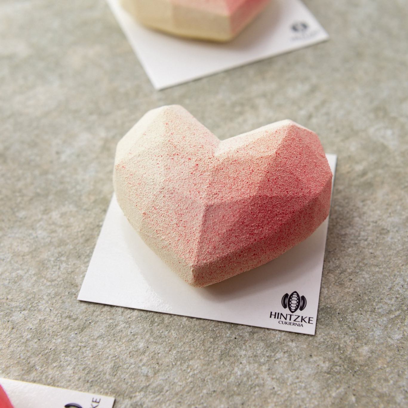 Walentynki coraz bliżej 🤗♥️ dlatego prezentujemy wam nasz pierwszy walentynkowy produkt 😍
Monoporcja LOVE:
* mus szampański
* żelka truskawkowa
* biszkopt migdałowy
Będą dostępne w naszych sklepach od 12 lutego❗️
#love#milosc#miłość#walentynki#valentines#valentinesgift#zakochani#lovers