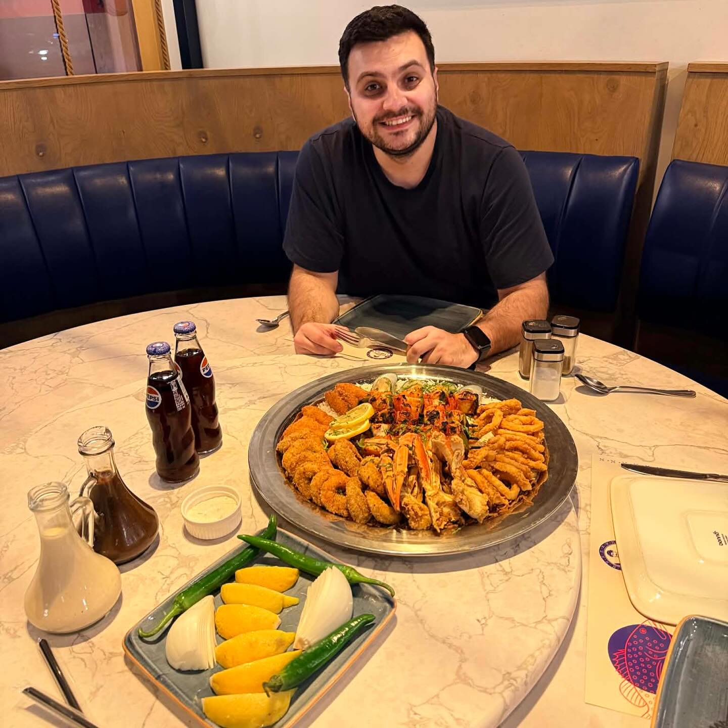 وهذا بختام رحلة موفقة إلى المملكة على جميع الأصعدة الله يجعل فيها خير للجميع و البلد 🇸🇦🇸🇦
ولكن يجب علي توضيح أن التوفيق ليس فقط بالأعمال إنما التوفيق بالمعارف و الأوقات و السهرات و القعدات و الغيبة و النميمة و المناسف و الأراكيل و الكوكتيلات المتنوعة بالإضافة إلى جميع الحباشات ✌🏻✌🏻✌🏻✌🏻
اهل الرياض ما قصرتوا والله فردا فردا و الله يهن