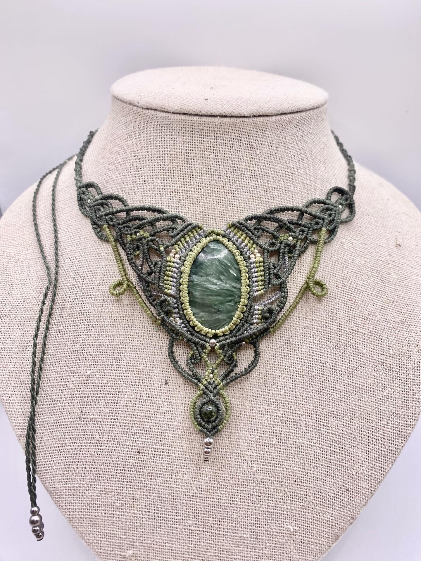 ✨ Séraphinite & Imbolc ✨
Pierre du cœur et des ailes invisibles, la séraphinite murmure un renouveau tout en douceur.
Elle invite à apaiser, à réconcilier, à laisser circuler ce qui était figé.
À l’image d’Imbolc, elle accompagne ce moment fragile entre l’hiver et la lumière retrouvée.
Quand tout semble encore immobile à l’extérieur, mais que, dedans, quelque chose recommence à germer 🌱
Un bijou comme un souffle vert, un rappel que la transformation peut être lente, mais profondément vivante.
Modèle unique - infos en MP 🌙
#imbolc #seraphinite #goddessjewelry