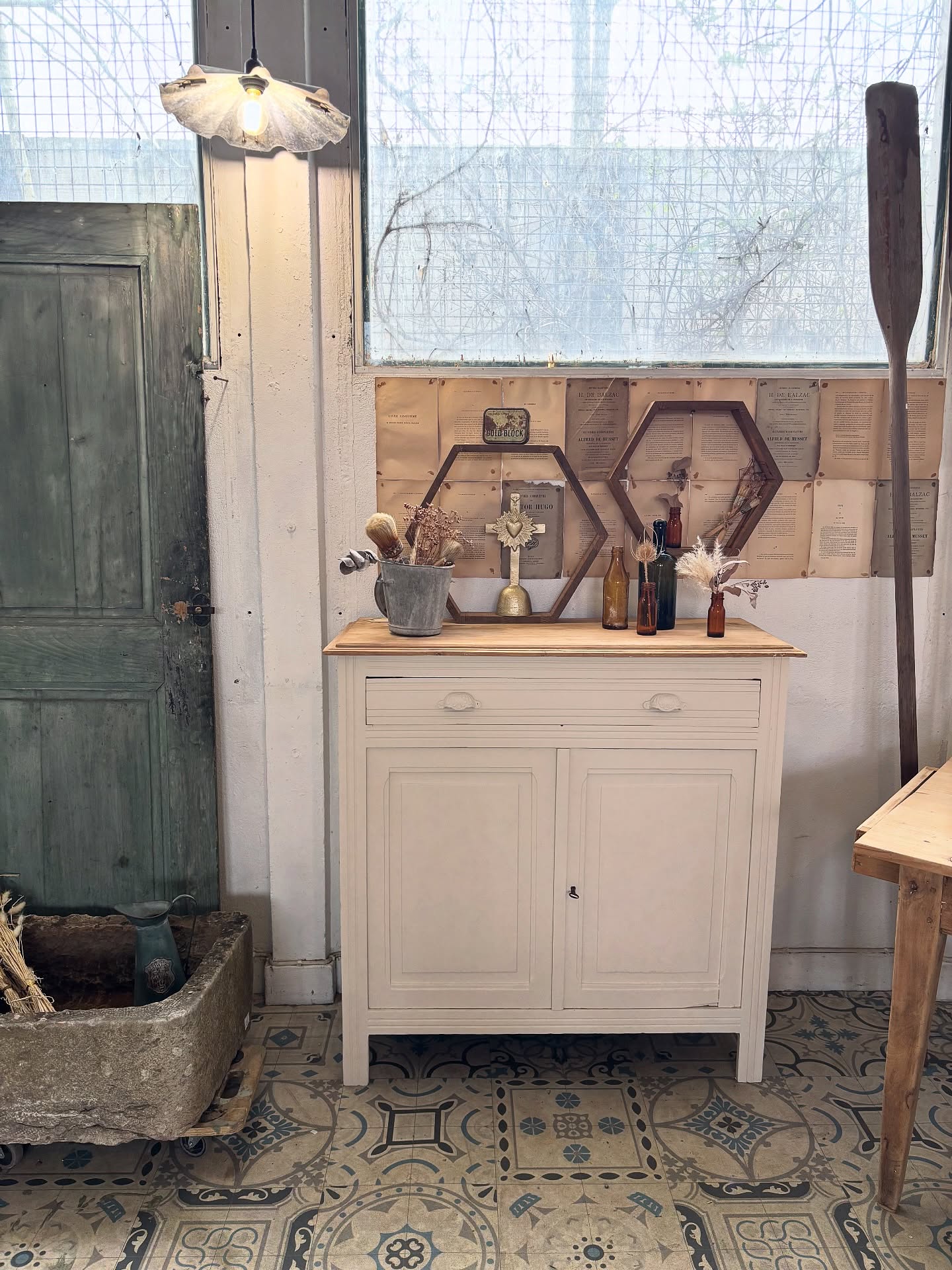 🤍 Nouveau en boutique
Buffet parisien couleur blanc crème et son grand tiroir
Plateau en sapin brut
Grande capacité de rangement et style intemporel, c’est le meuble qui allie fonctionnalité et charme de l’ancien.
Dimensions : L 100 x P 41 x Ht 100 cm
À découvrir en boutique aux @pucesducanal et sur notre e-shop (lien en bio)
#brocante #buffetancien #puces #brocanteenligne #buffetparisien #frenchfleamarket