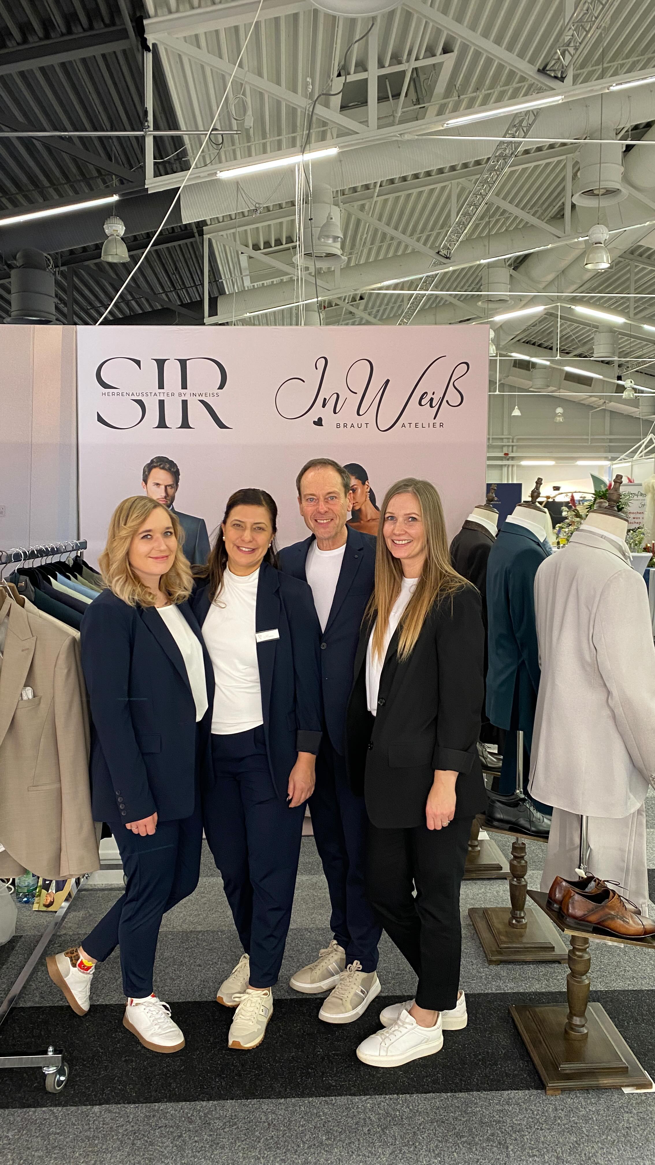 Hochzeitsmesse 💒
Aber nicht die perfekte Insta-Version.
Eher Behind the Scenes, ein bisschen Chaos, viel zu lachen und all die lustigen Momente, die man sonst nicht mitkriegt 🤍😂
#inweissbrautatelier #sirbyinweiss #teamliebe #throwbackyesterday #hochzeitsmesse