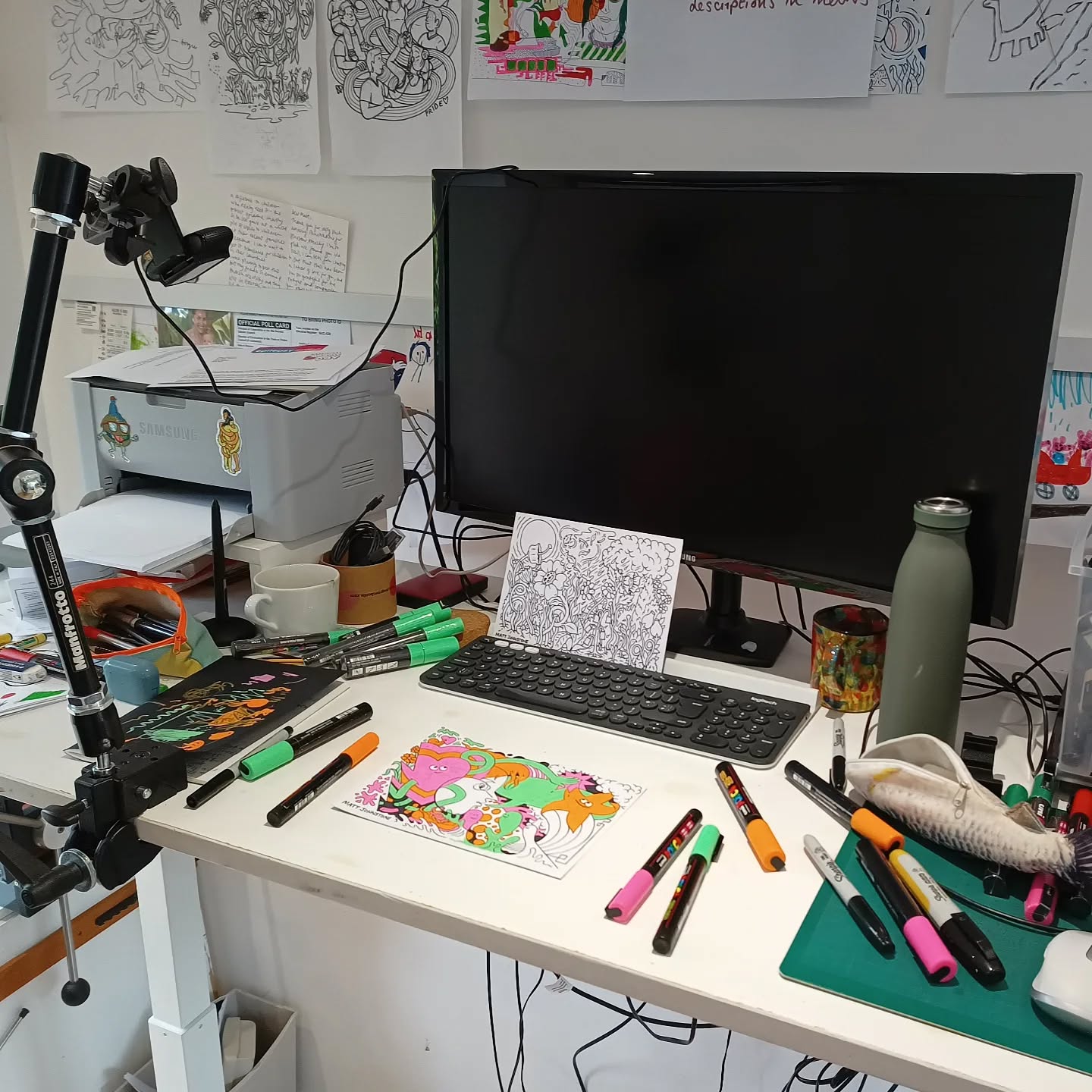 Drawing and colouring these bits by hand using pens today. It feels good to have a break from using a computer.
#illustration #art #drawing #painting #contemporaryillustration #biglove @fjartists